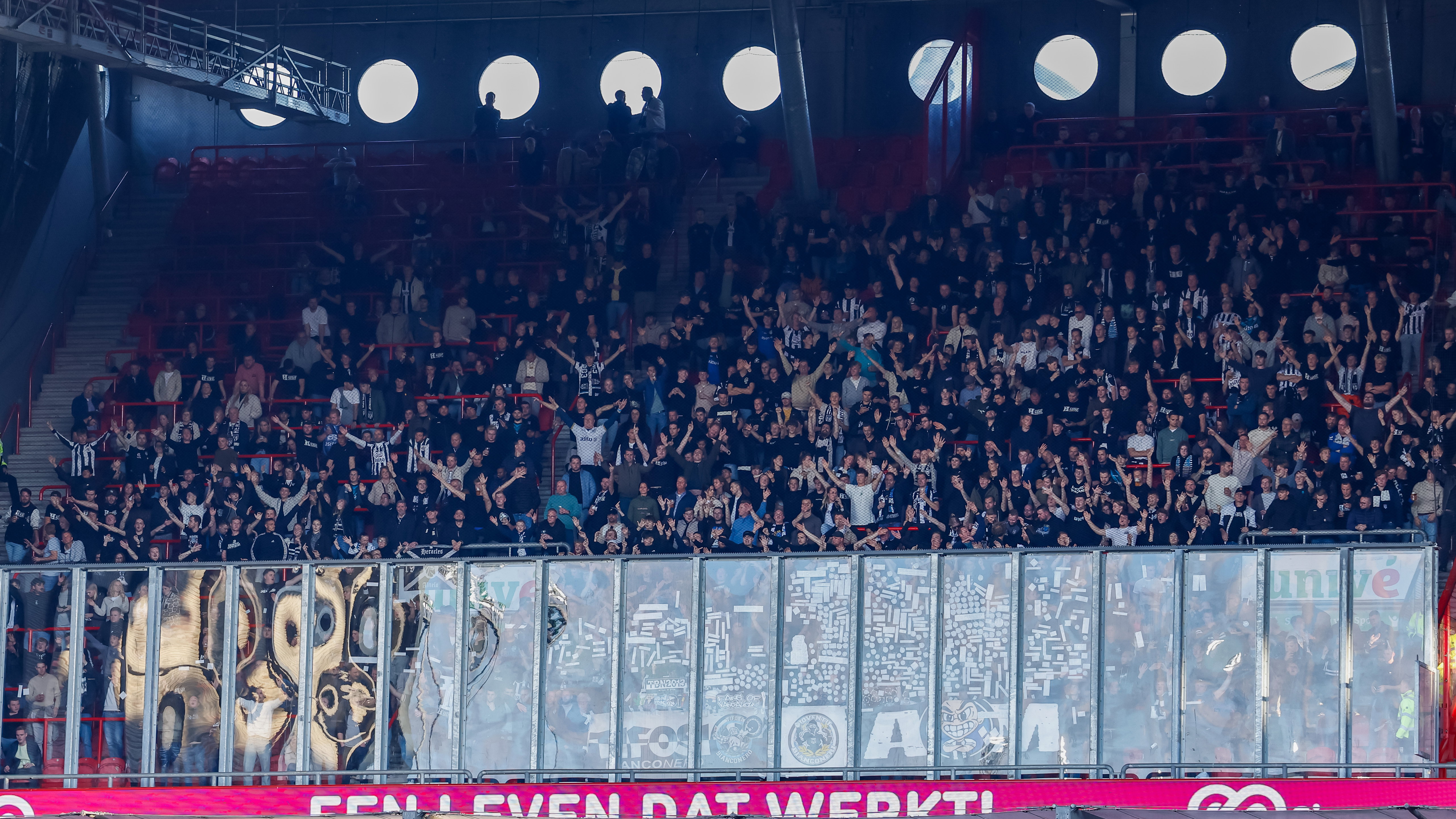 Het uitvak met Heracles-fans bij FC Twente