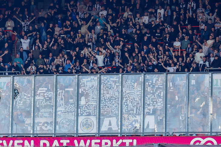 Heracles-fans hebben de wand in het uitvak bestickerd