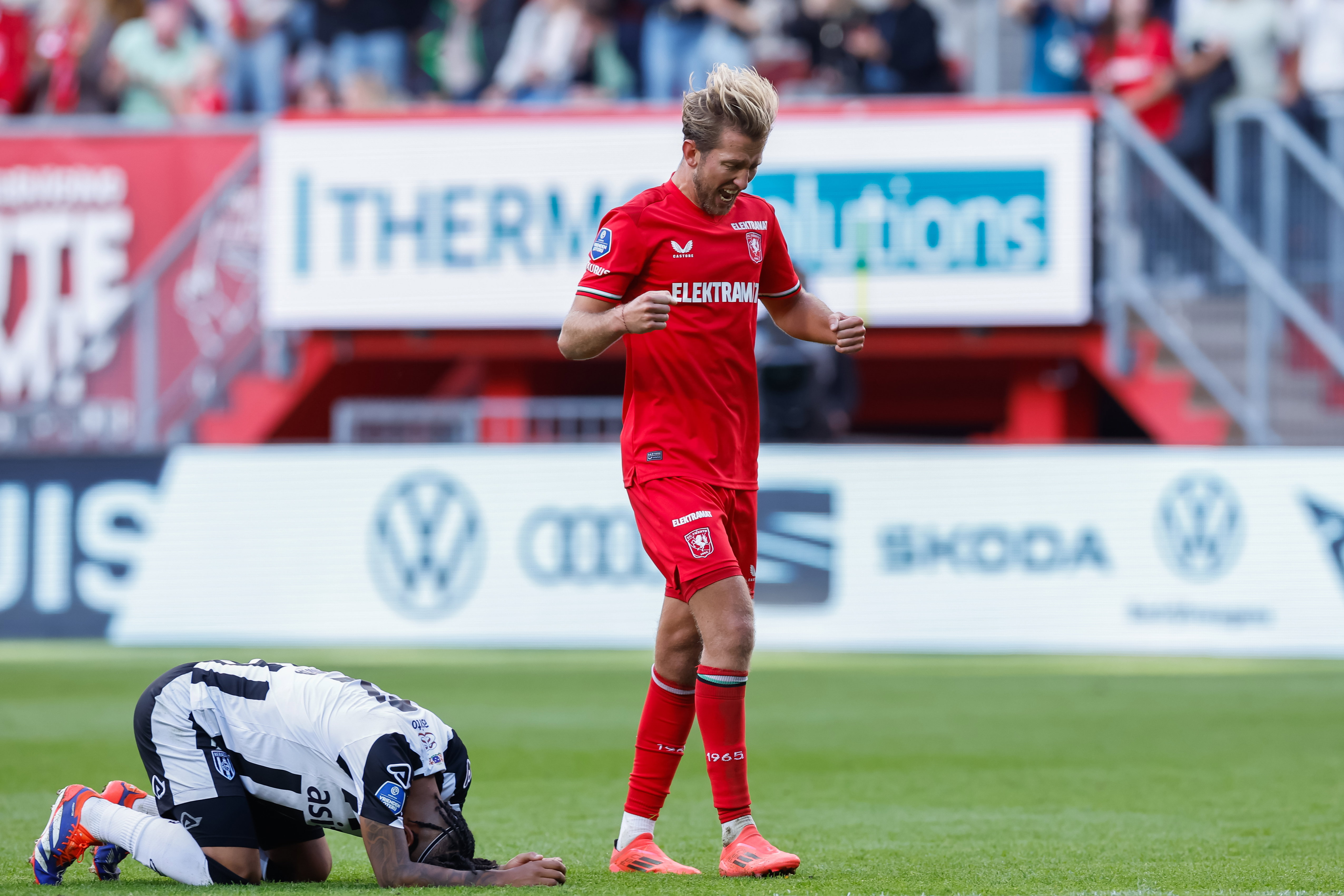 Michel Vlap juicht, terwijl Mimeirhel Benita treurt na zijn eigen goal