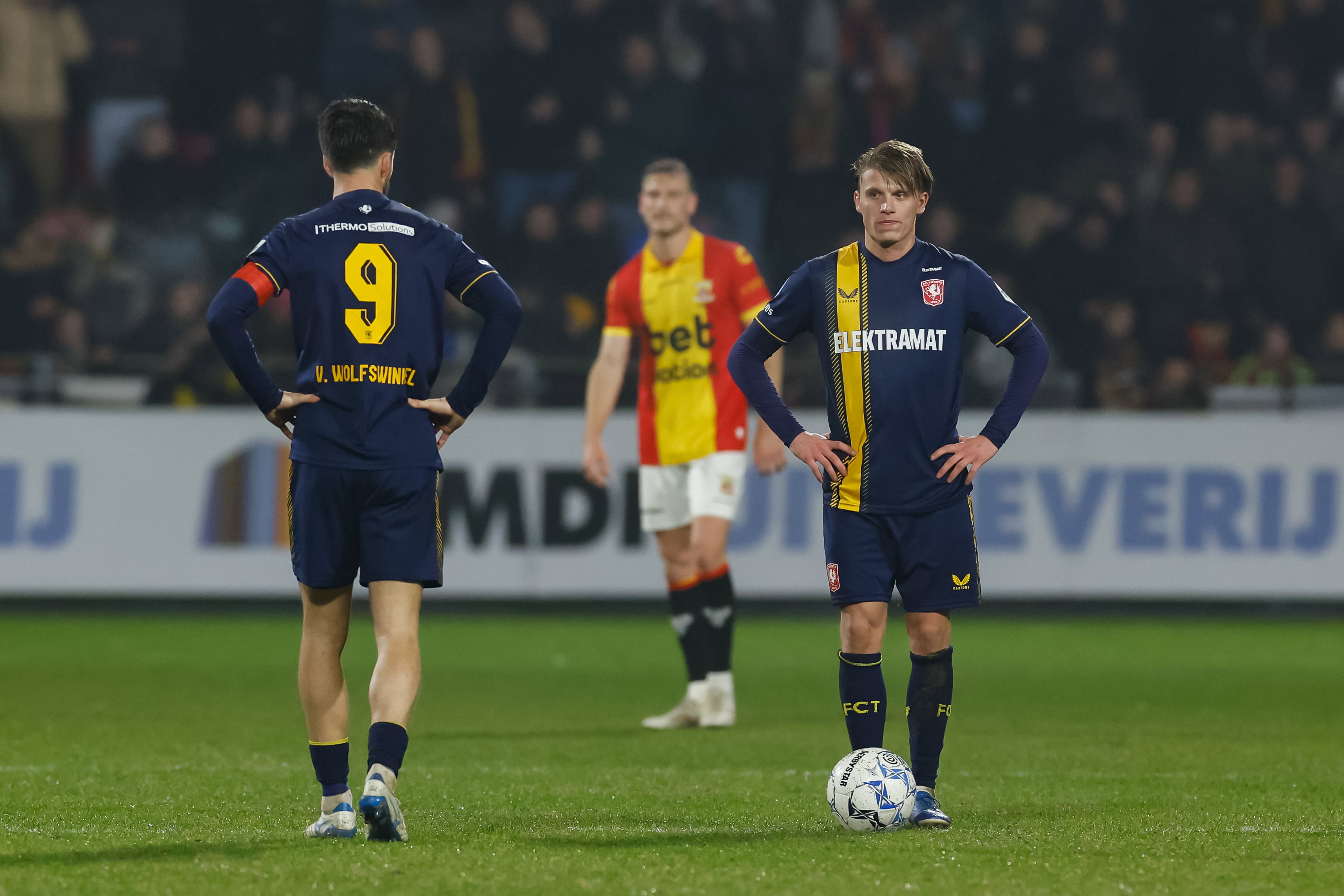 Sem Steijn kijkt balend om zich heen