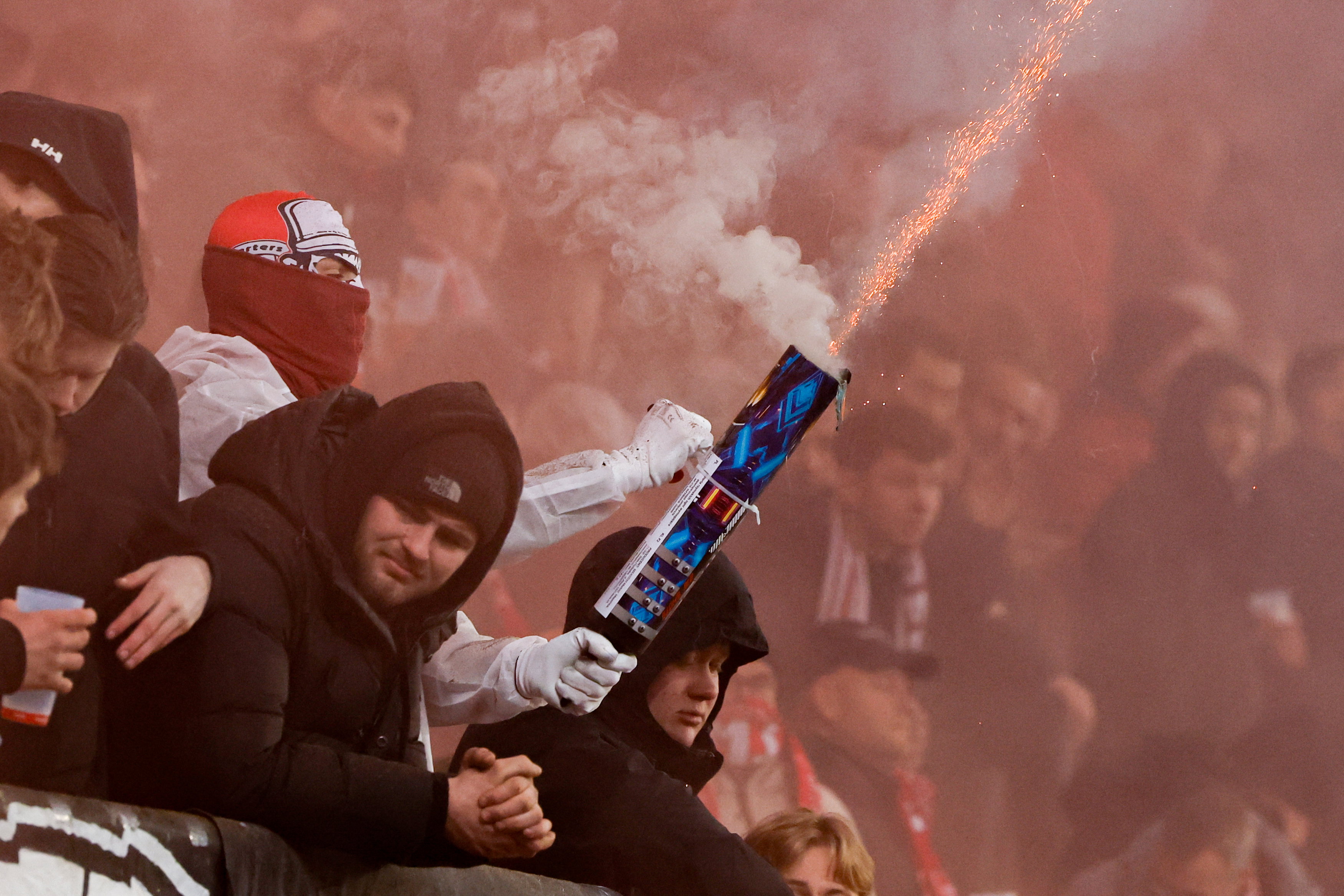 FC Twente-fan met vuurwerk