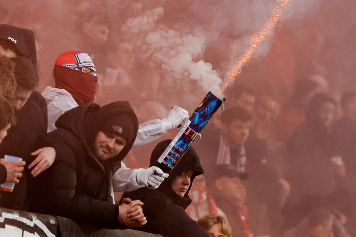 FC Twente-fan met vuurwerk
