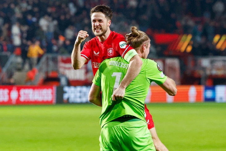 Ricky van Wolfswinkel bespringt Lars Unnerstall