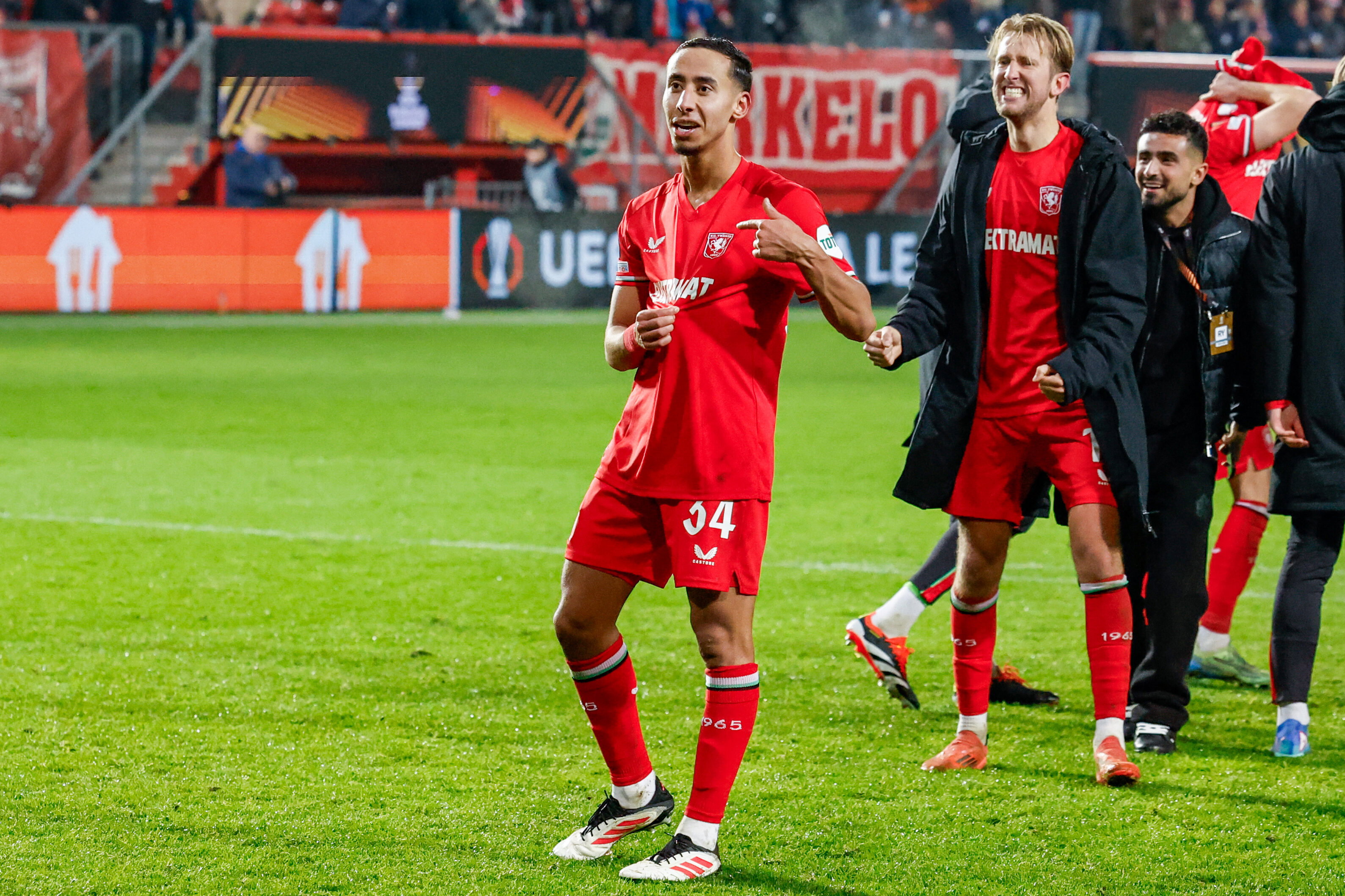 Anass Salah-Eddine wijst naar het FC Twente-logo