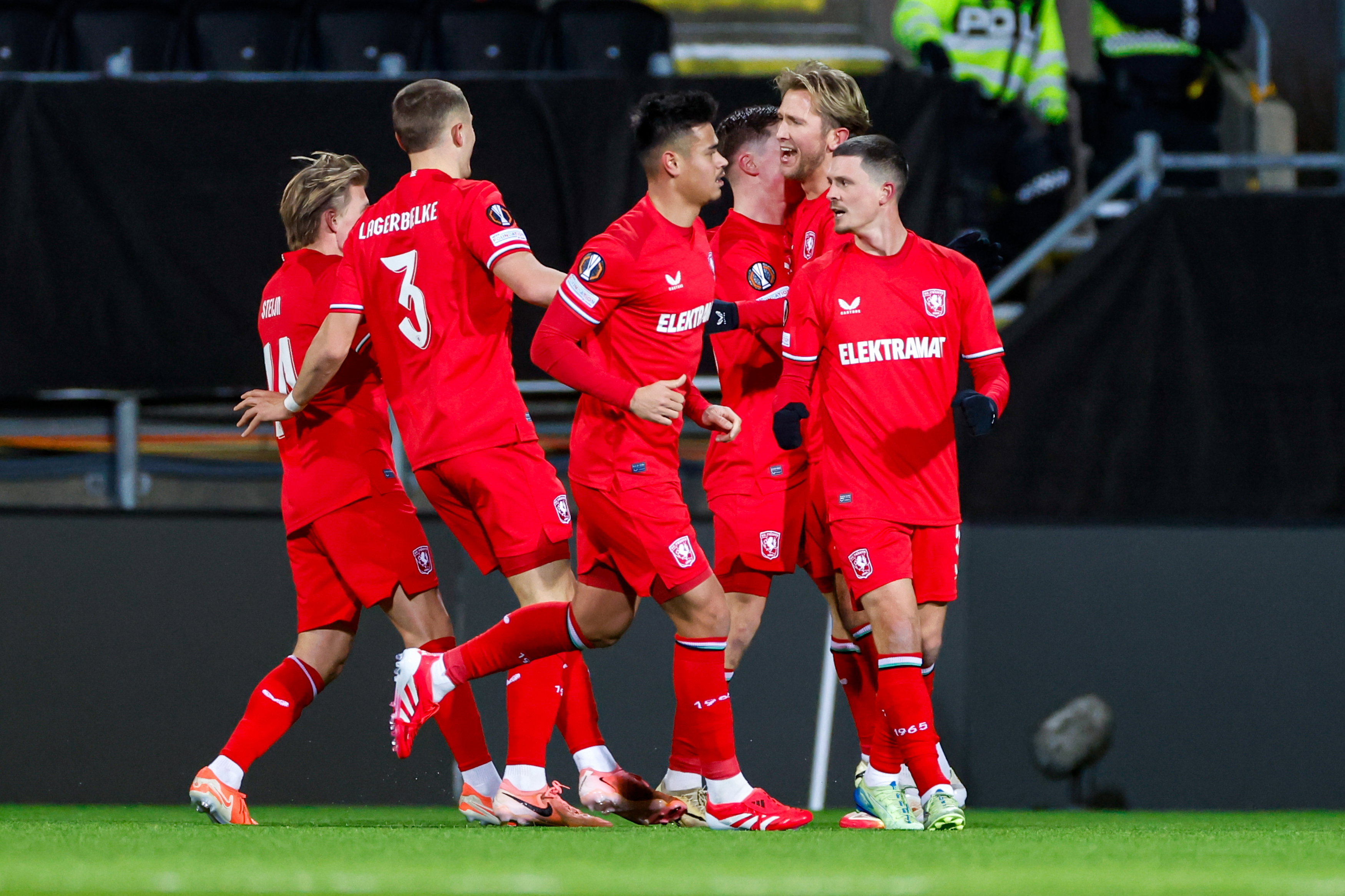 FC Twente juicht na de goal tegen Bodø/Glimt