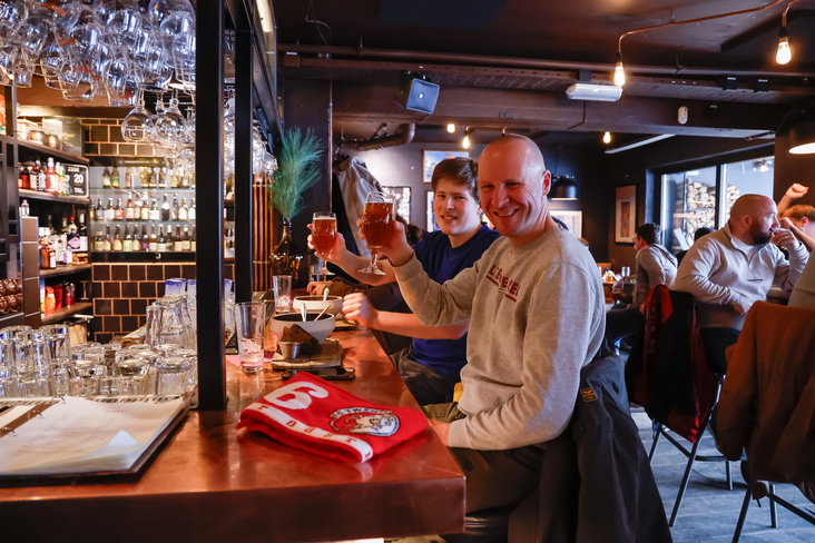 FC Twente-supporters aan het bier in Bodø