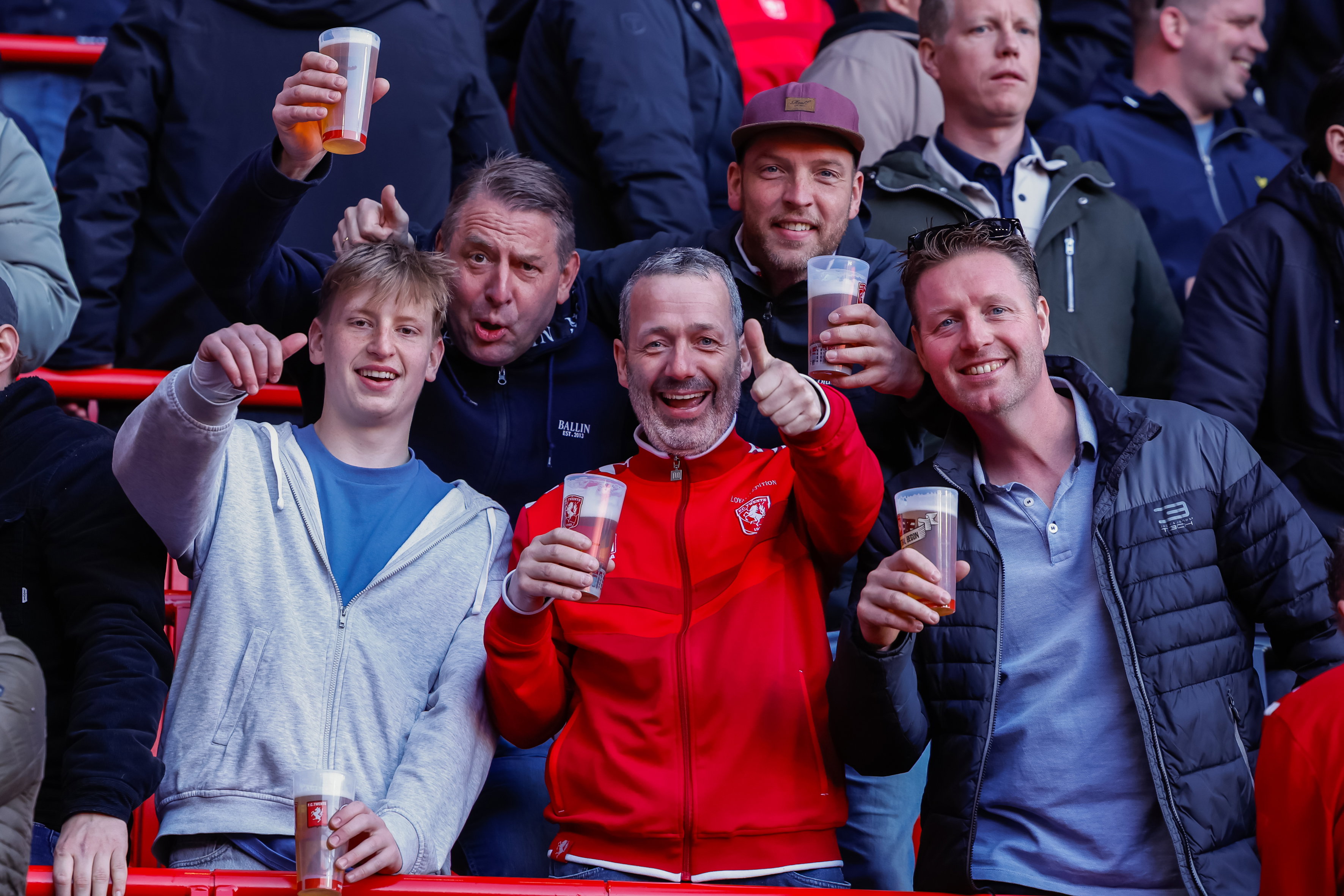 Supporters van FC Twente met een biertje