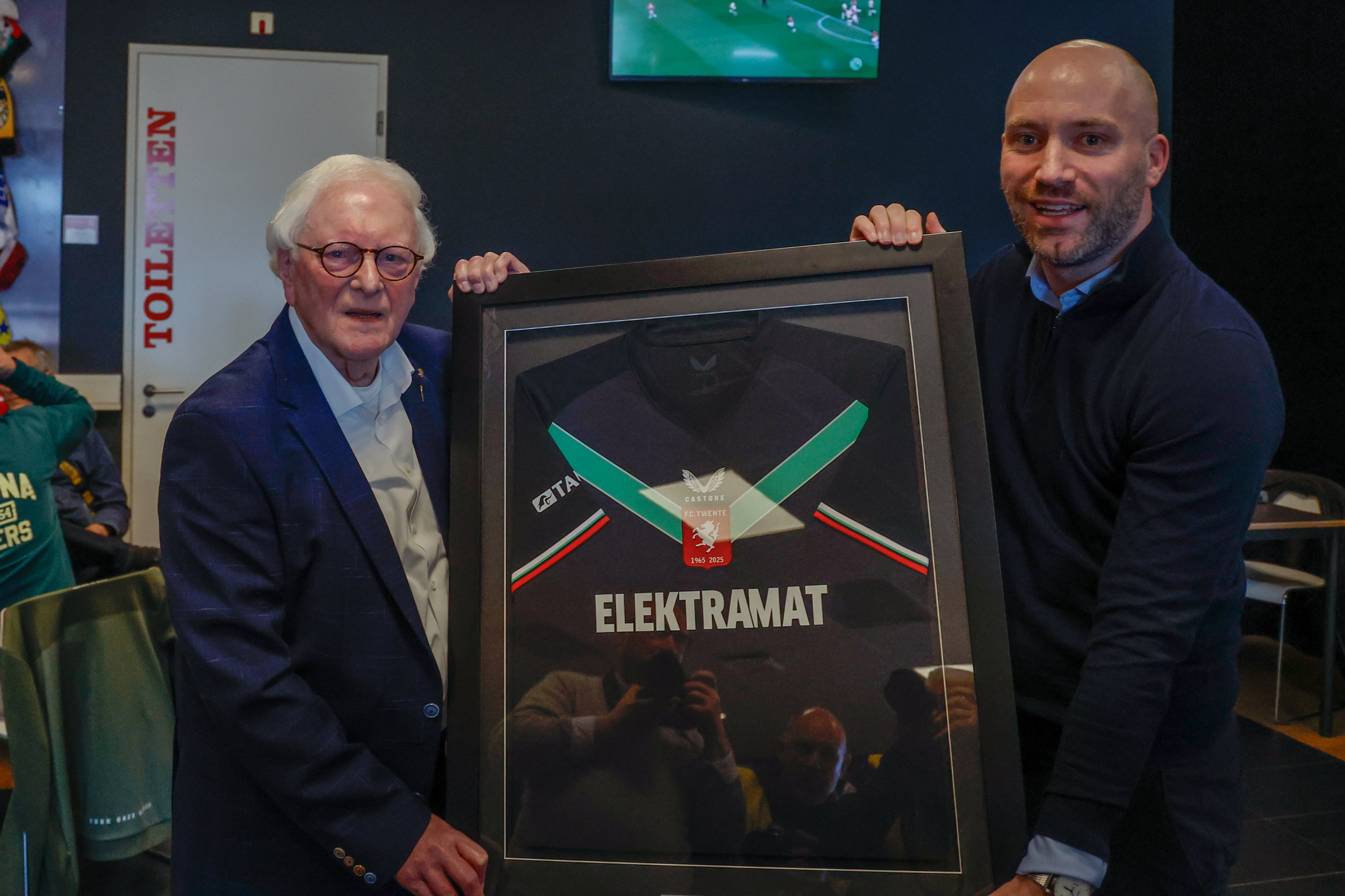 Martin Peters krijgt een jubileumshirt van Dominique Scholten