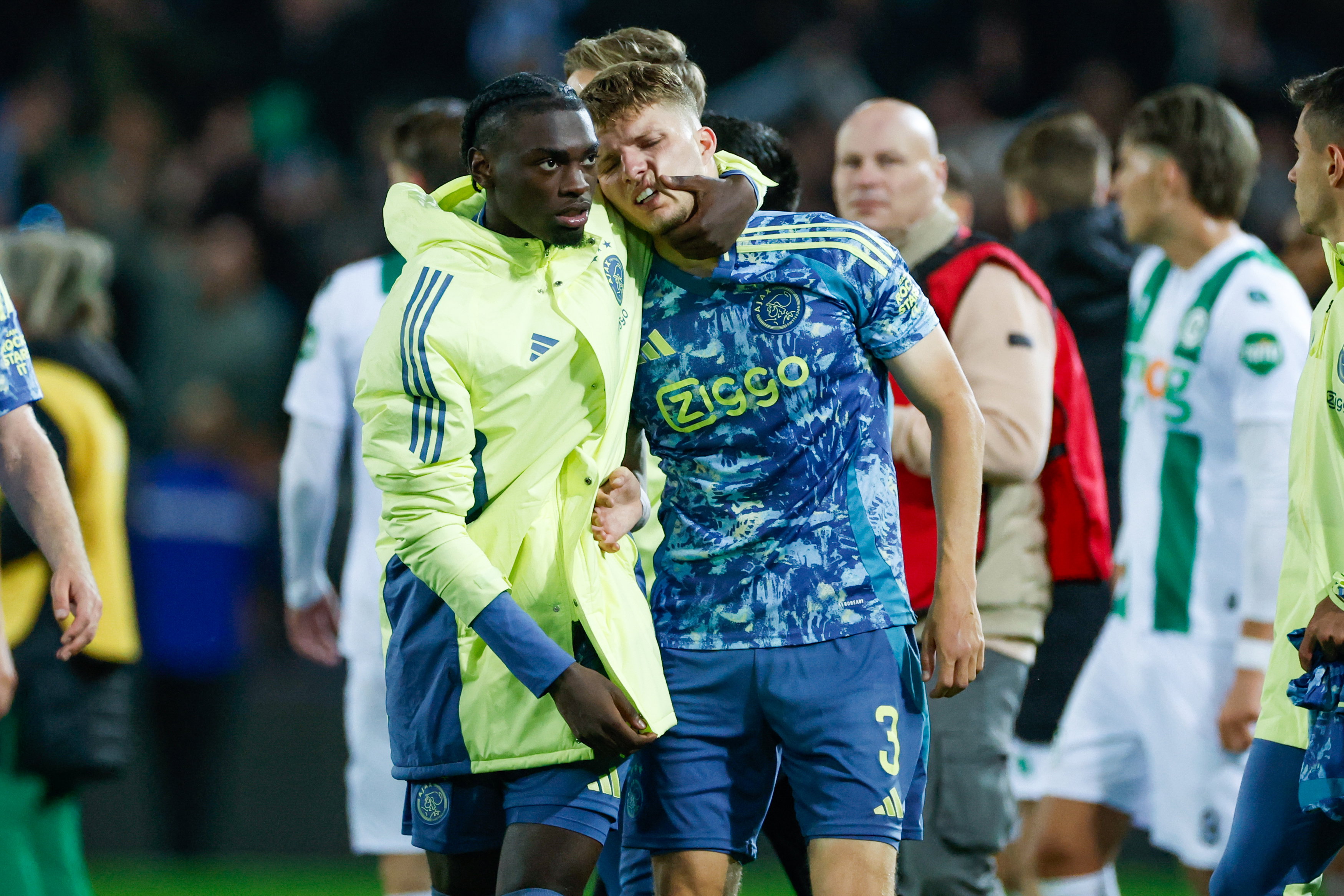 Jorthy Mokio troost de geëmotioneerde Anton Gaaei