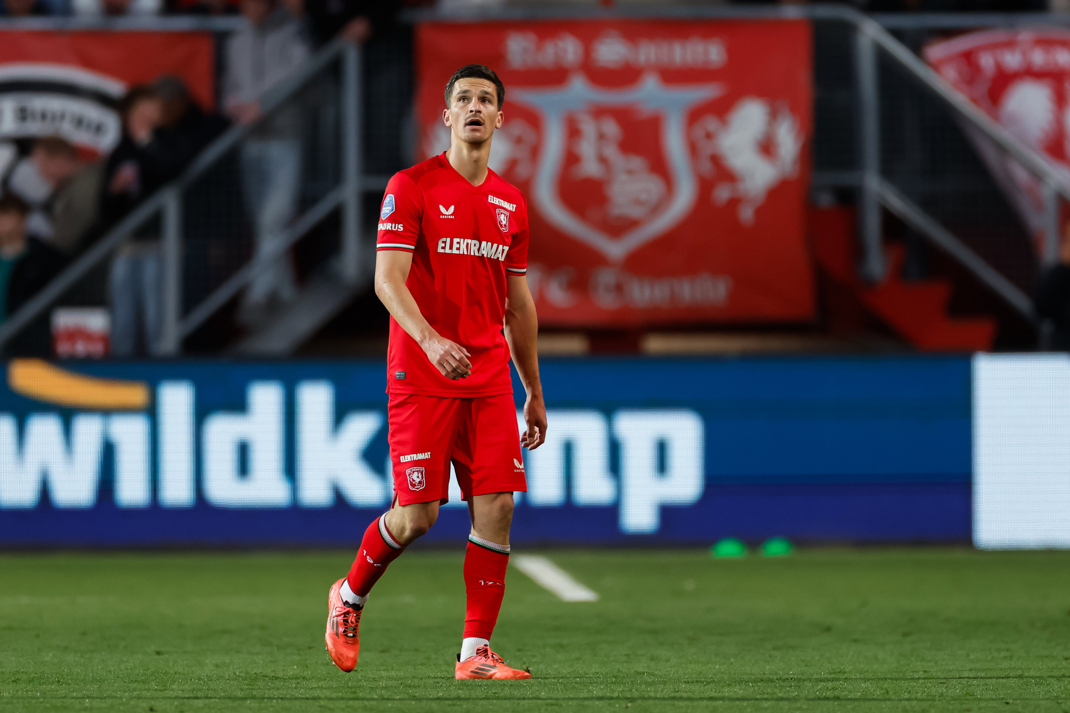Alec Van Hoorenbeeck loopt van het veld na zijn rode kaart