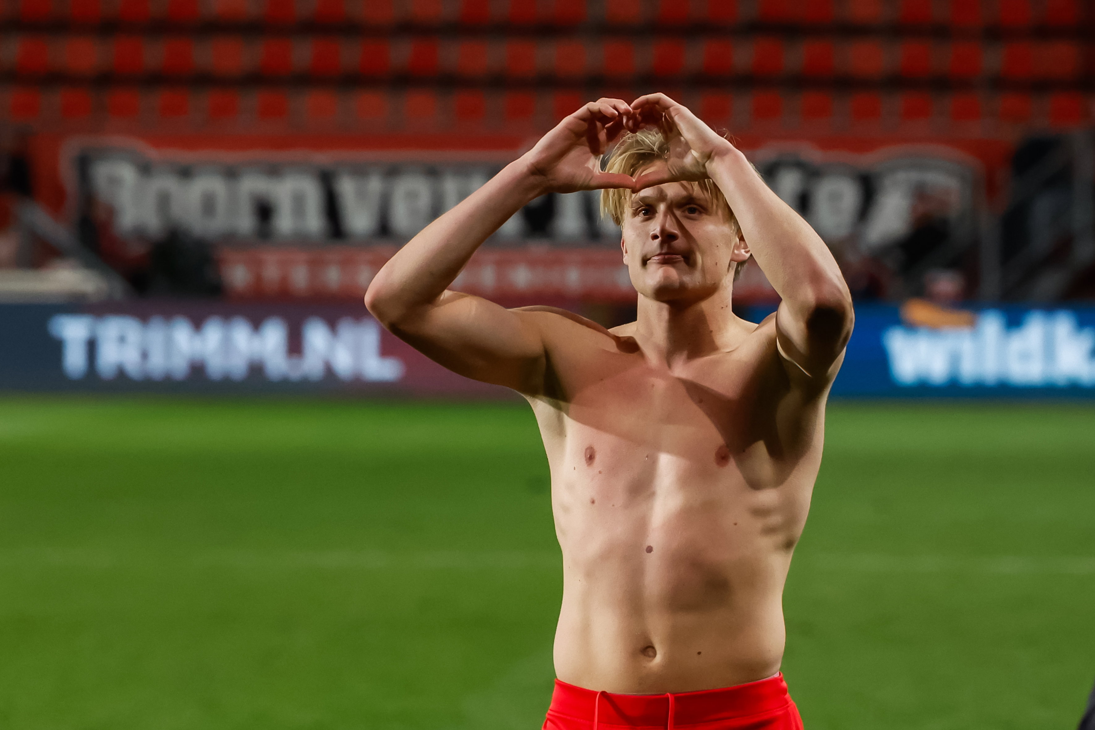 Sem Steijn maakt een hartje richting de FC Twente-fans