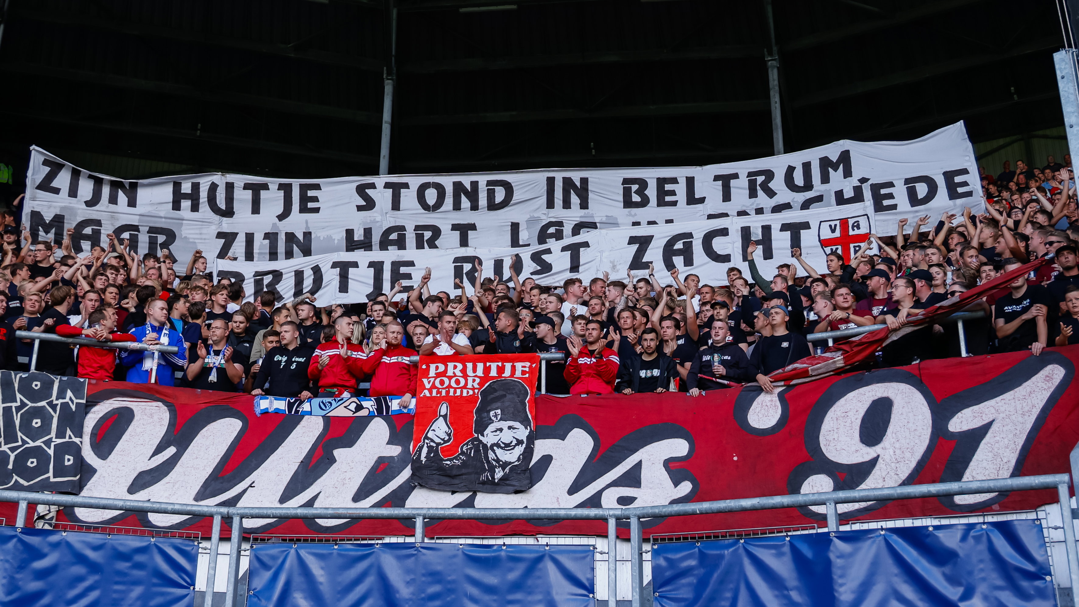 FC Twente-fans brengen eerbetoon aan Wilfried 'Prutje' Hoitink