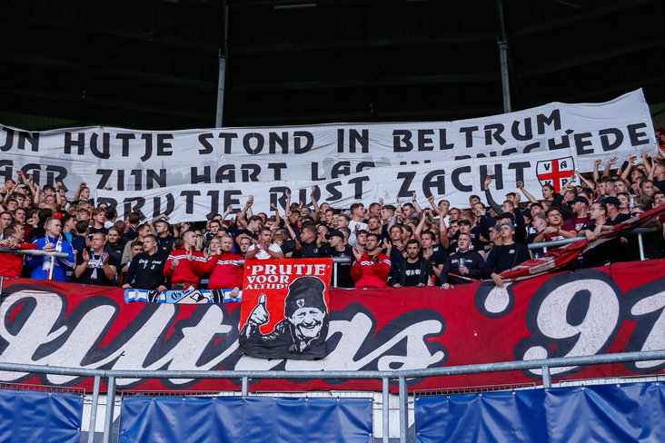 FC Twente-fans brengen eerbetoon aan Wilfried 'Prutje' Hoitink