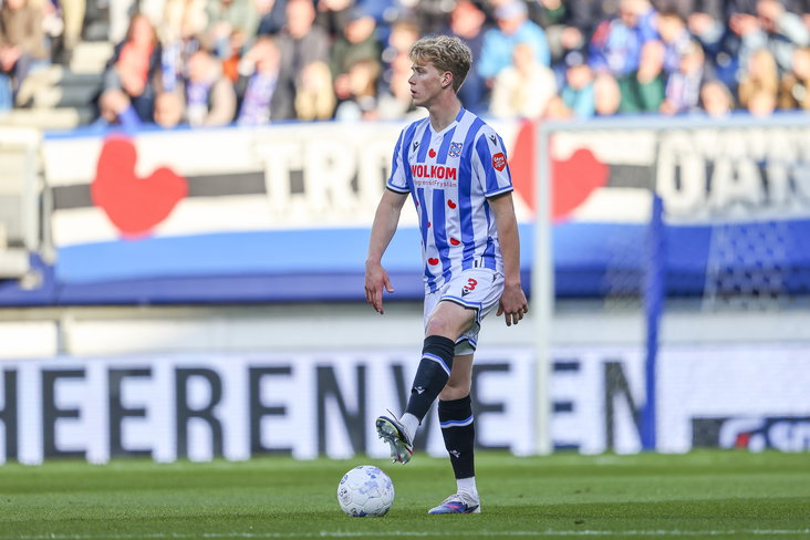 Maas Willemsen met de bal