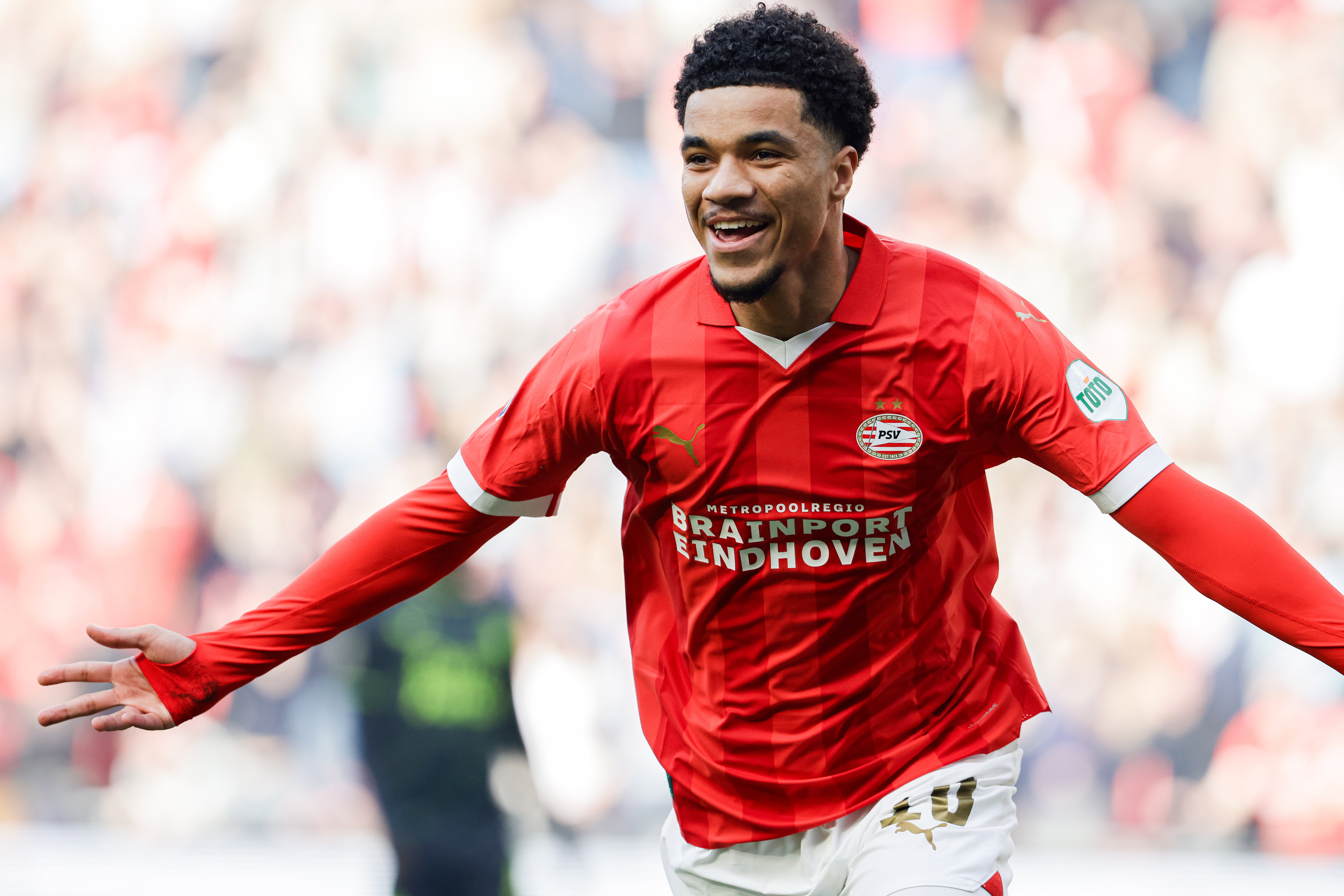 Malik Tillman viert zijn goal tegen Feyenoord