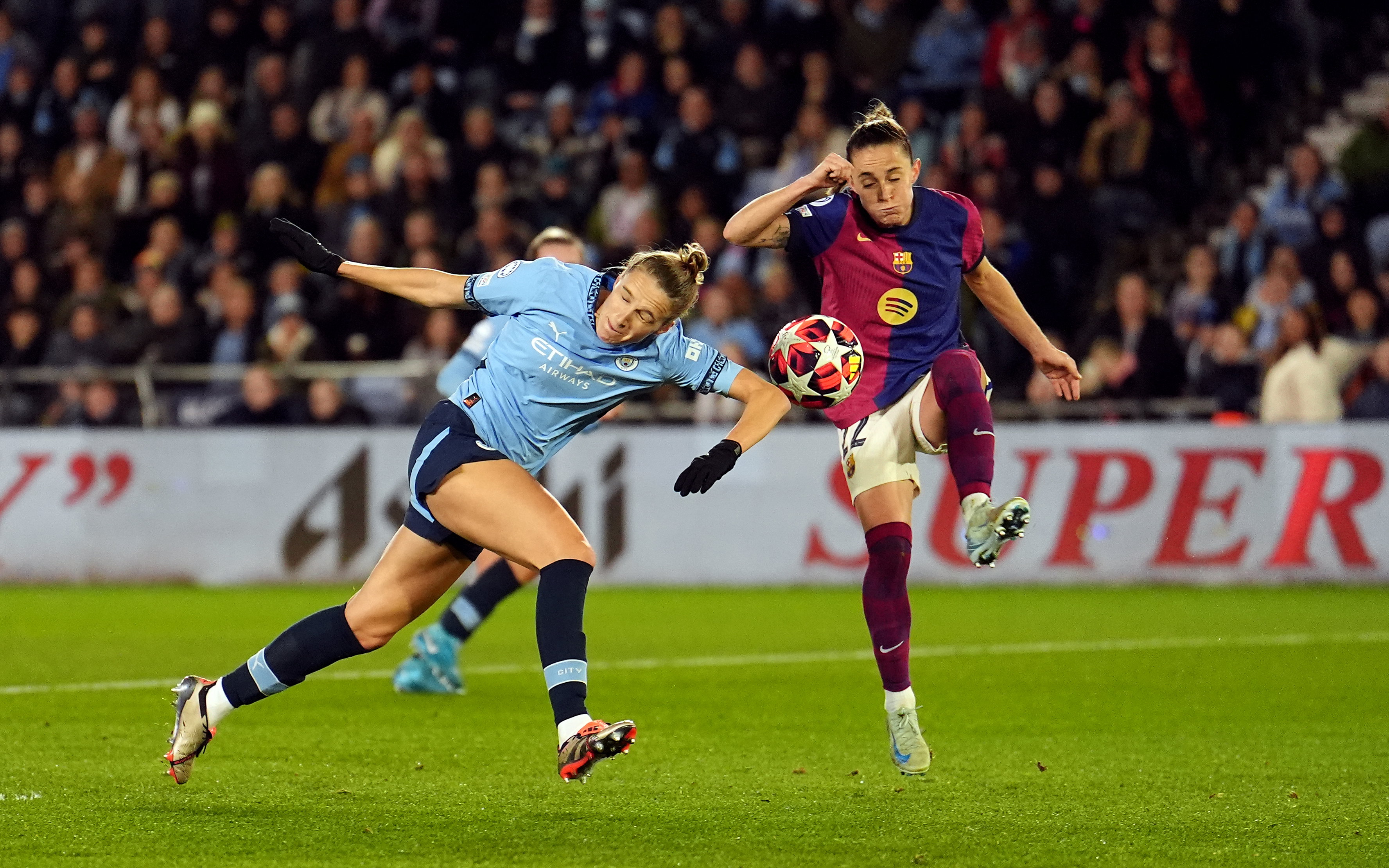Vivianne Miedema (Manchester City) en Ona Batlle (FC Barcelona)