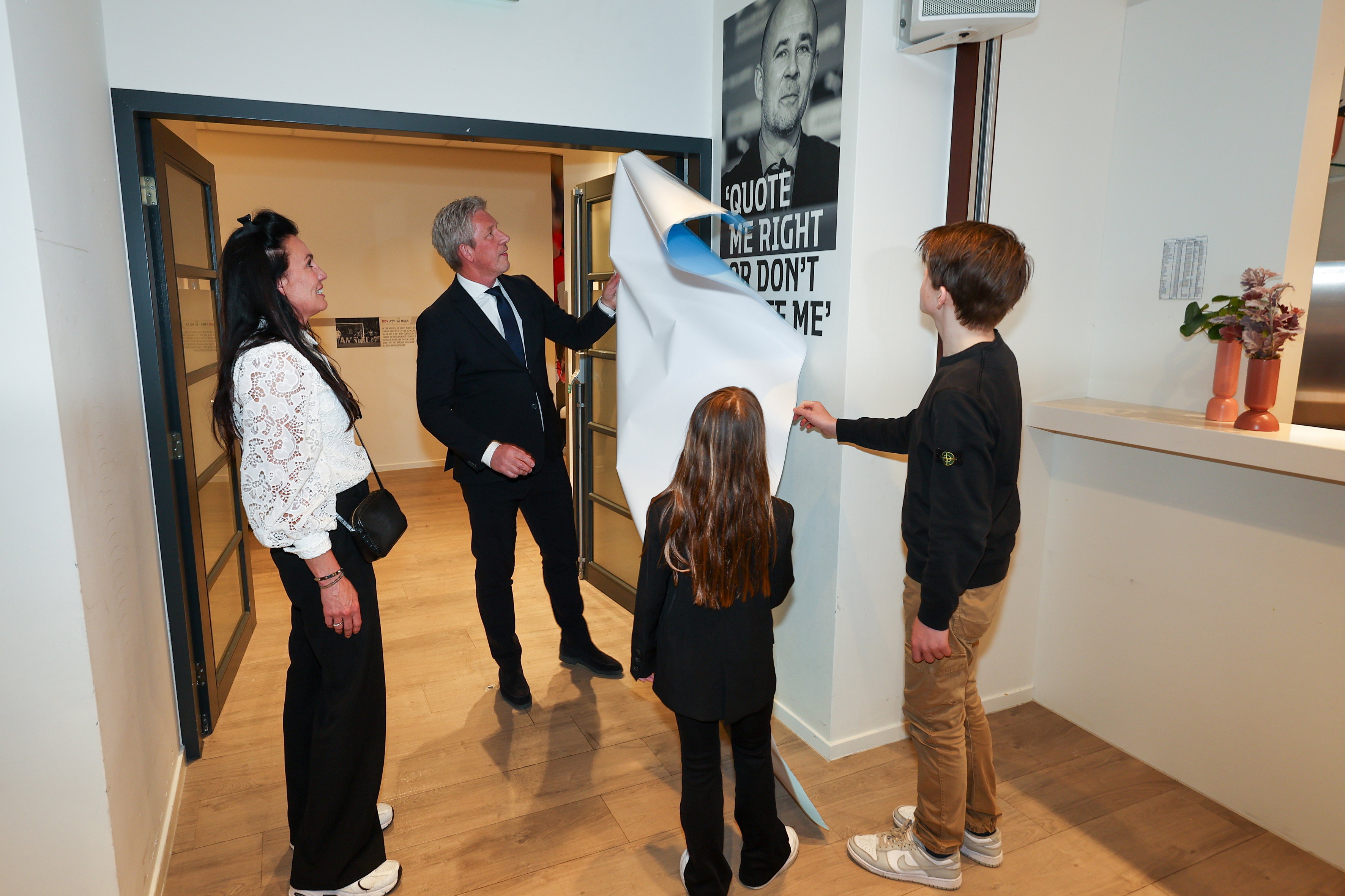 Marcel Brands onthult het fotomonument voor Thijs Slegers