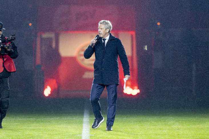 Marcel Brands richt zich tot de supporters in het Philips Stadion