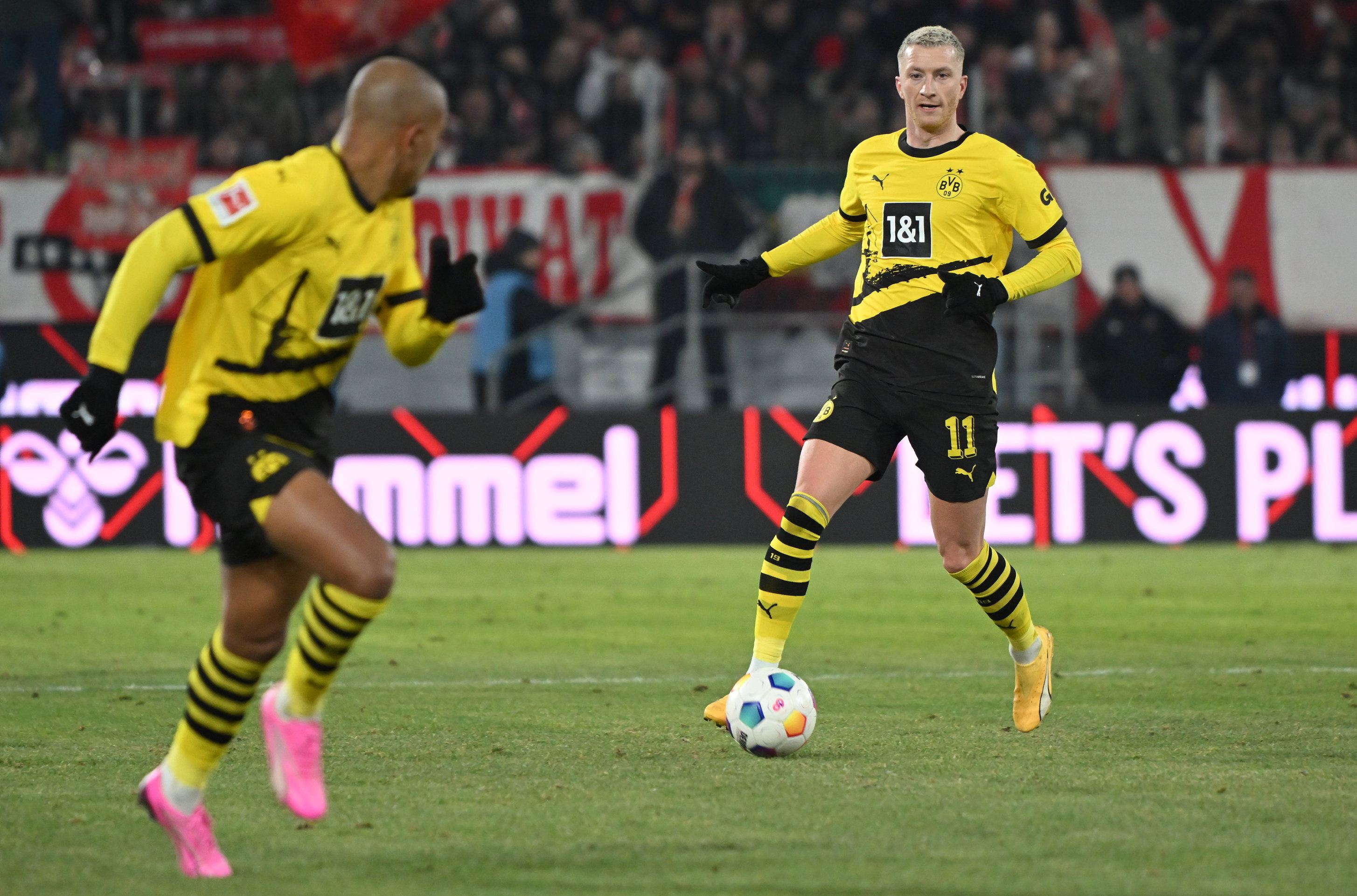 Marco Reus zet Donyell Malen aan het werk