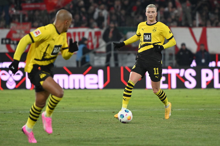 Marco Reus zet Donyell Malen aan het werk
