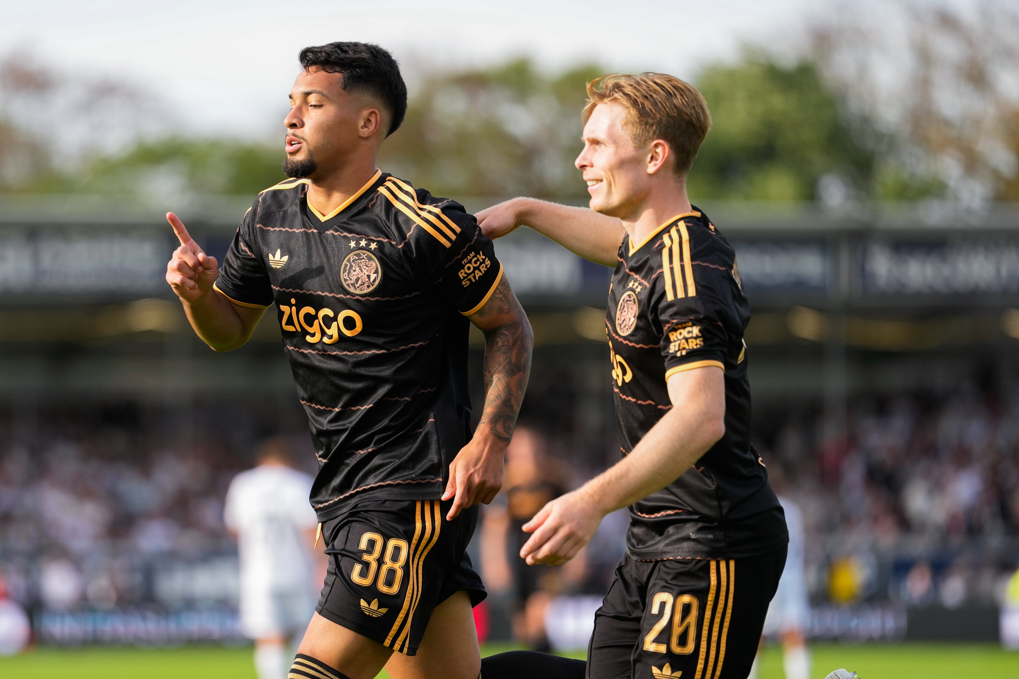 Marcos Leonardo en Oliver Edvardsen vieren een goal