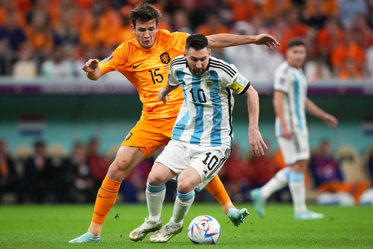 Marten de Roon in duel met Lionel Messi