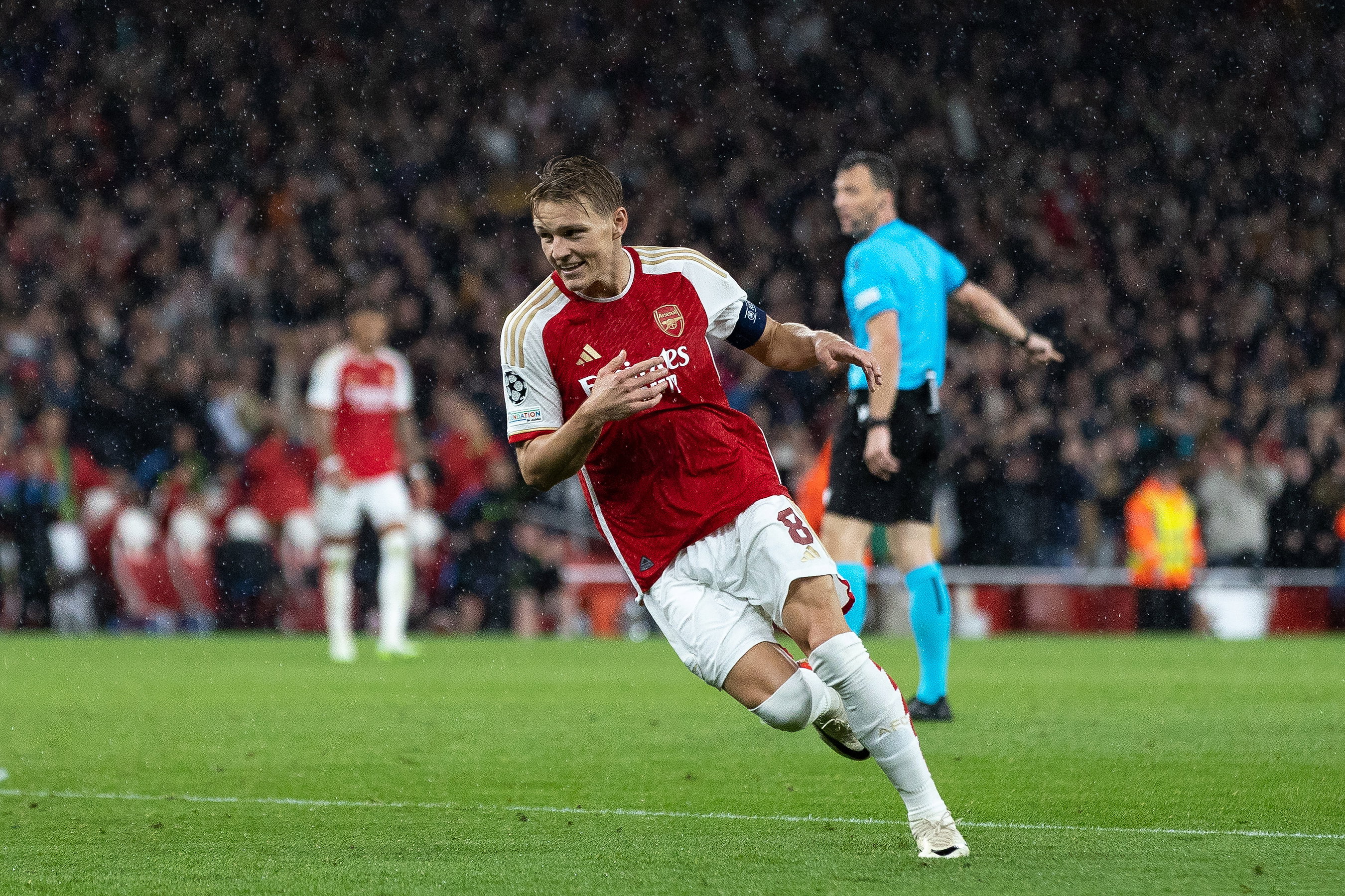Martin Ødegaard viert zijn treffer tegen PSV