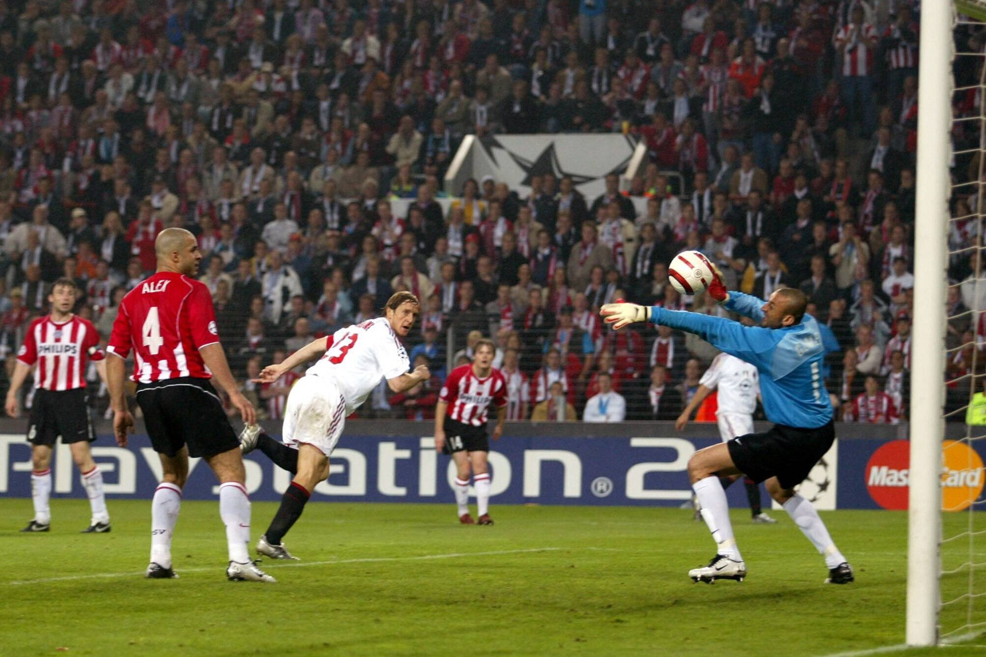 Massimo Ambrosini scoort en dompelt PSV in rouw