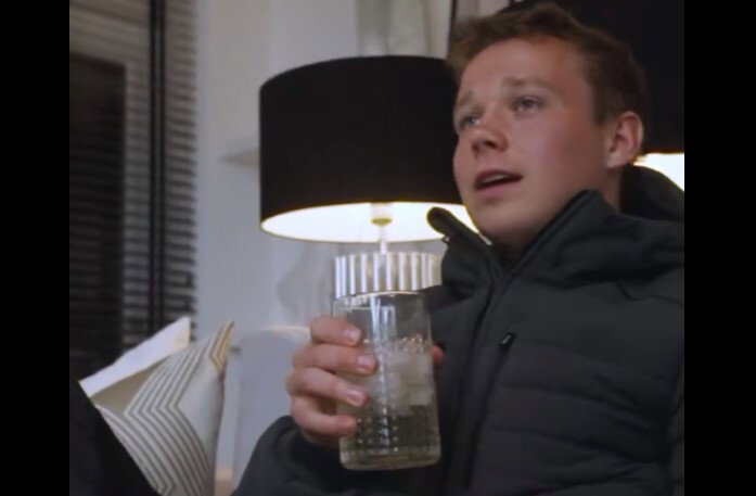 Mathias Kjolo op de bank