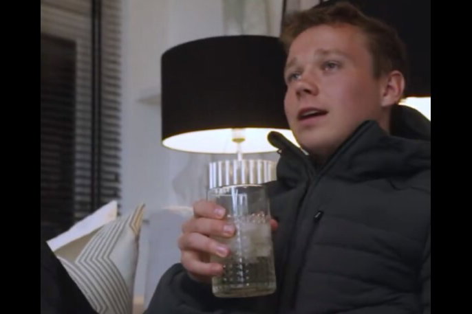 Mathias Kjolo op de bank