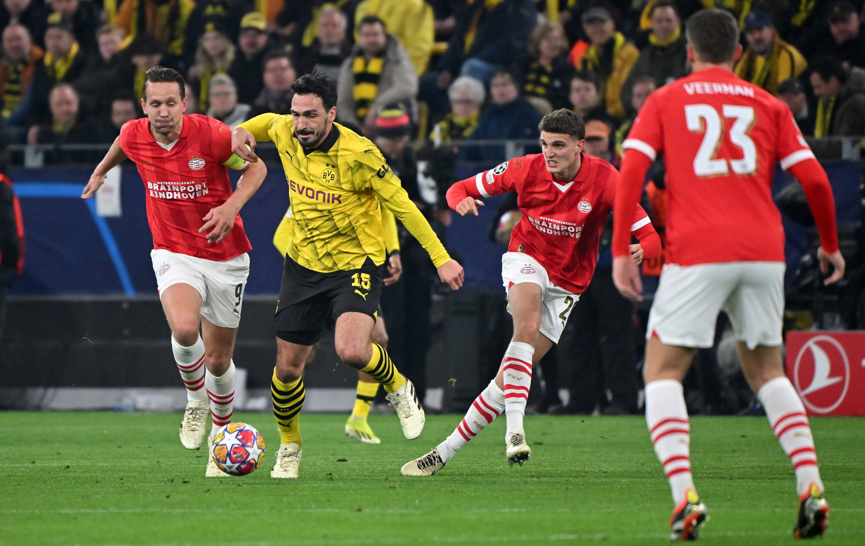 Mats Hummels in duel met een aantal PSV'ers