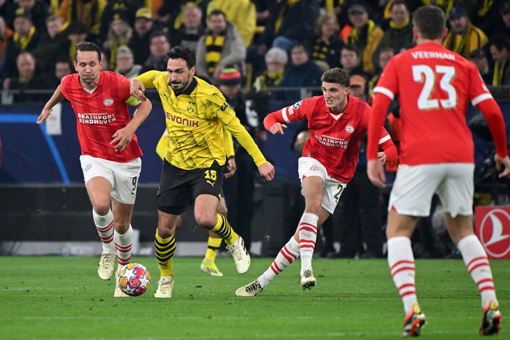 Mats Hummels in duel met een aantal PSV'ers