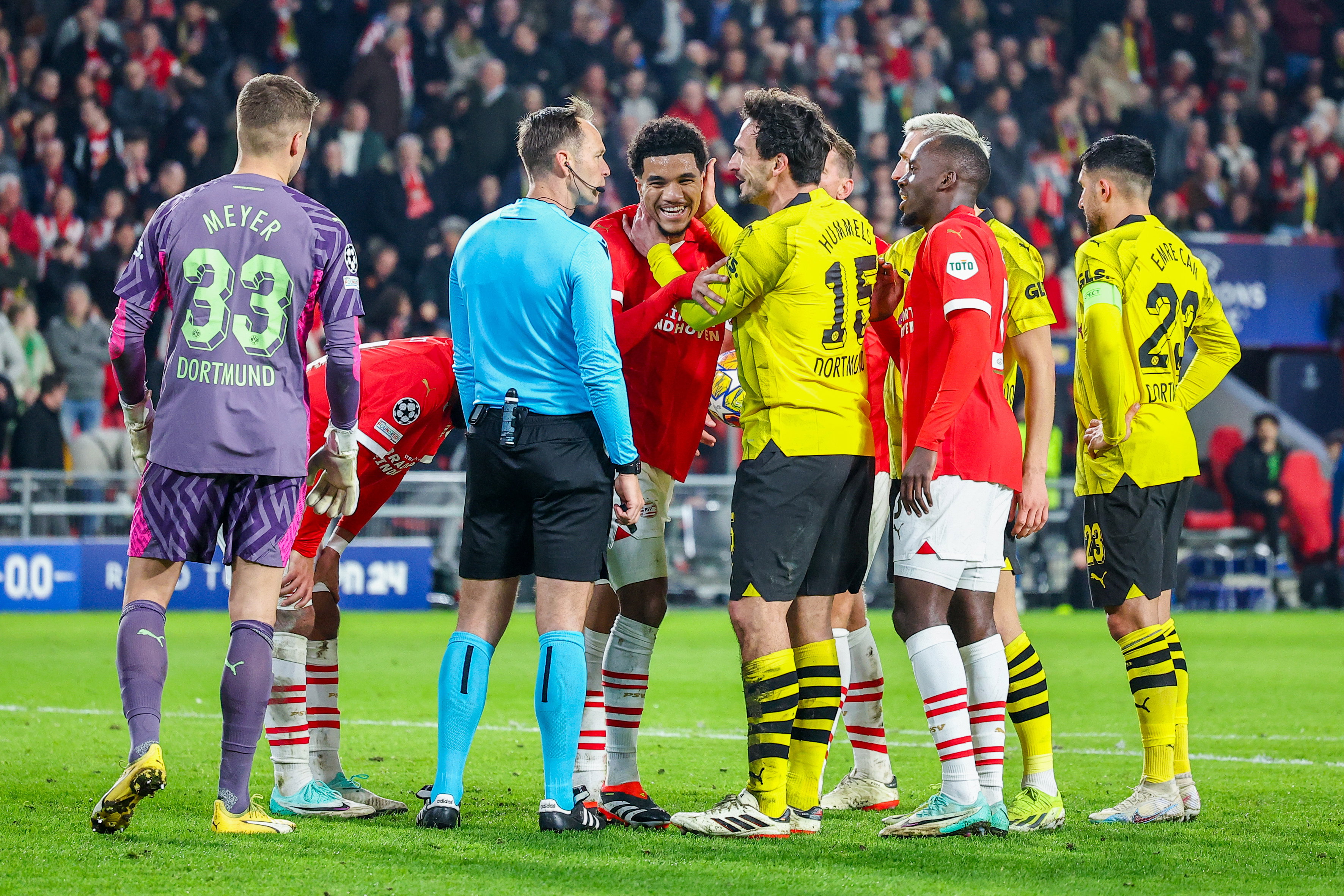 Mats Hummels protesteert over de gegeven strafschop aan PSV