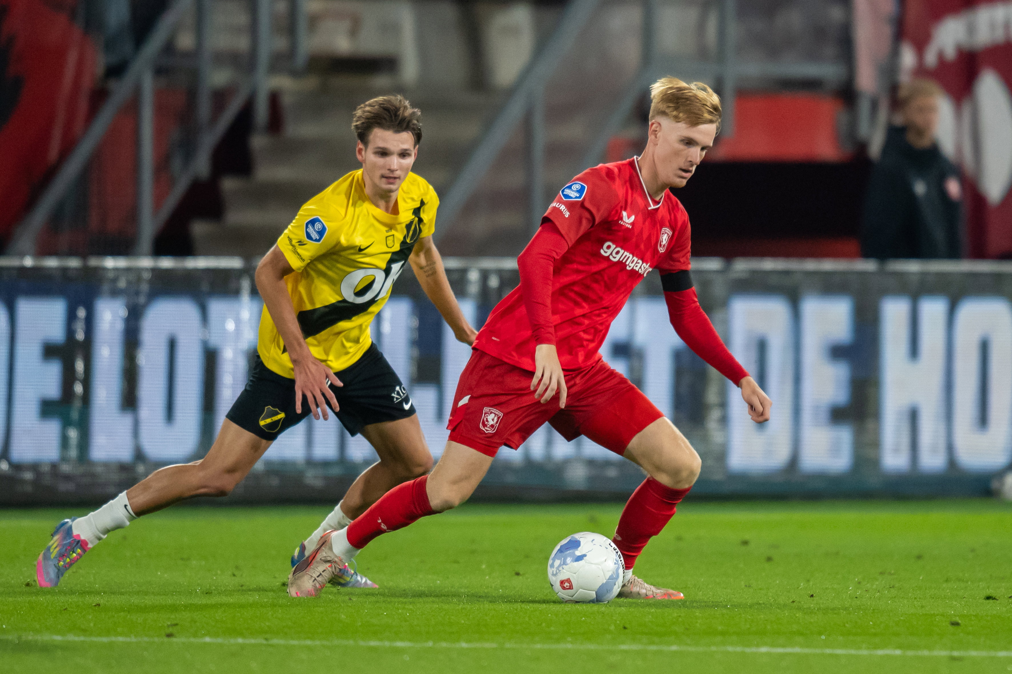 Mats Rots in het duel met NAC Breda