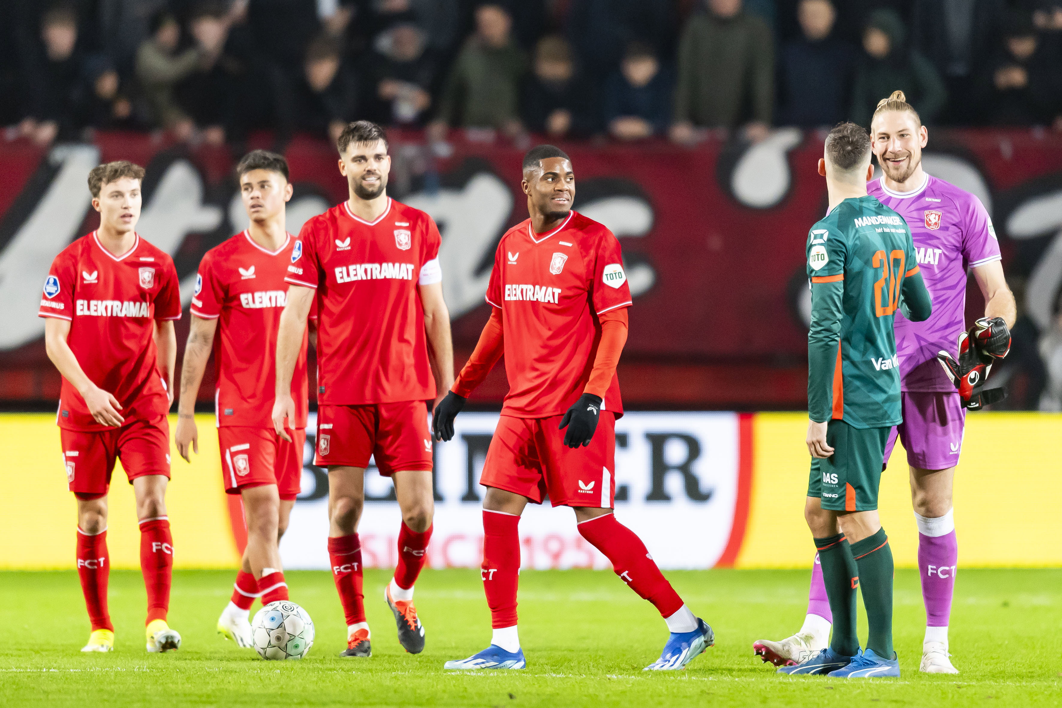 Mats Seuntjens praat met Lars Unnerstall