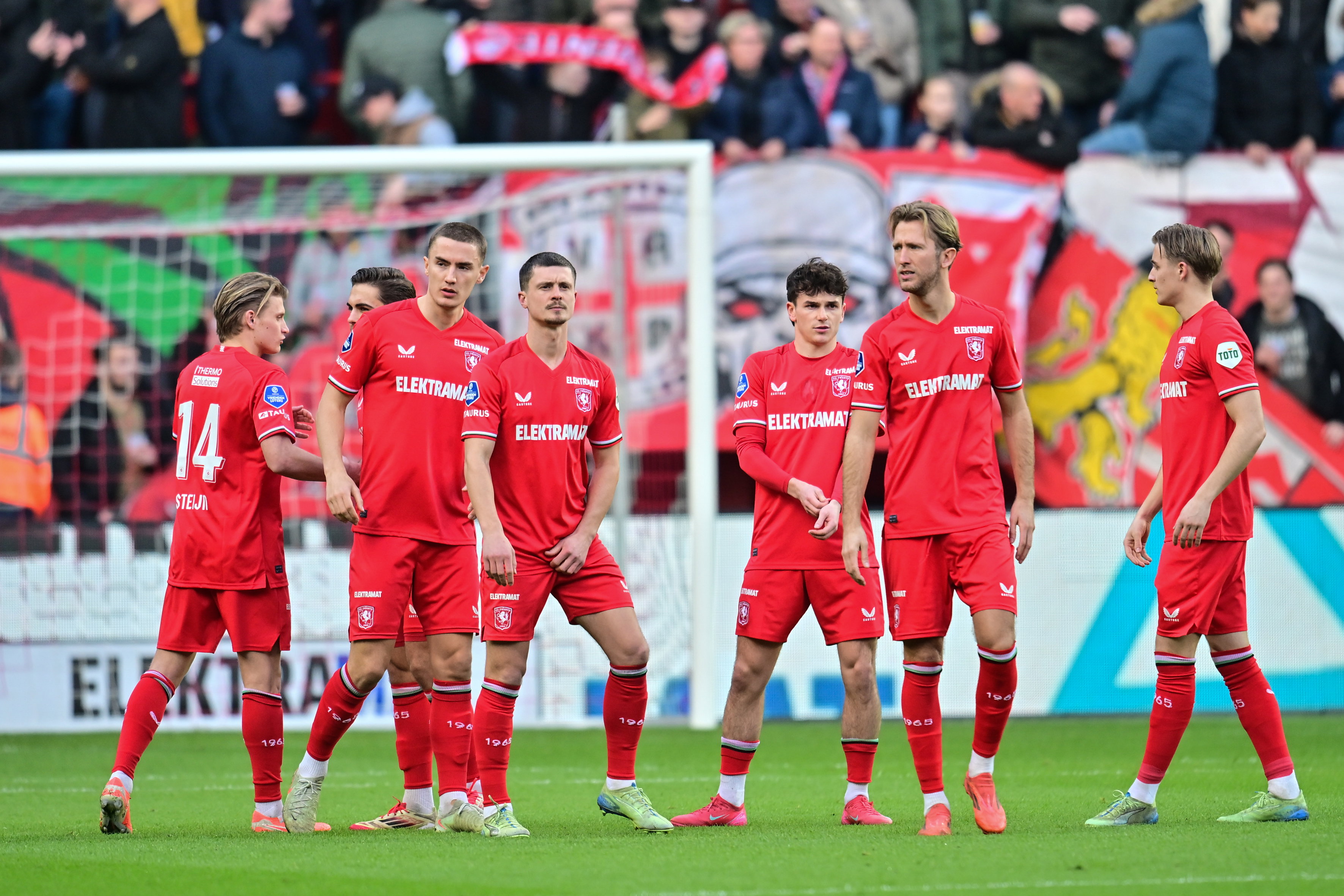Max Bruns en teamgenoten voor de wedstrijd tegen NEC