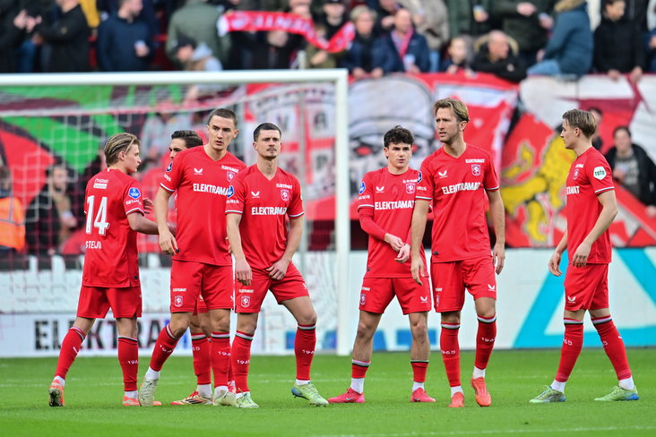 Max Bruns en teamgenoten voor de wedstrijd tegen NEC