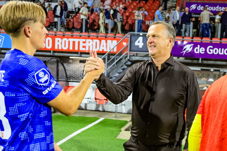 Max Bruns schudt de hand van John van de Brom