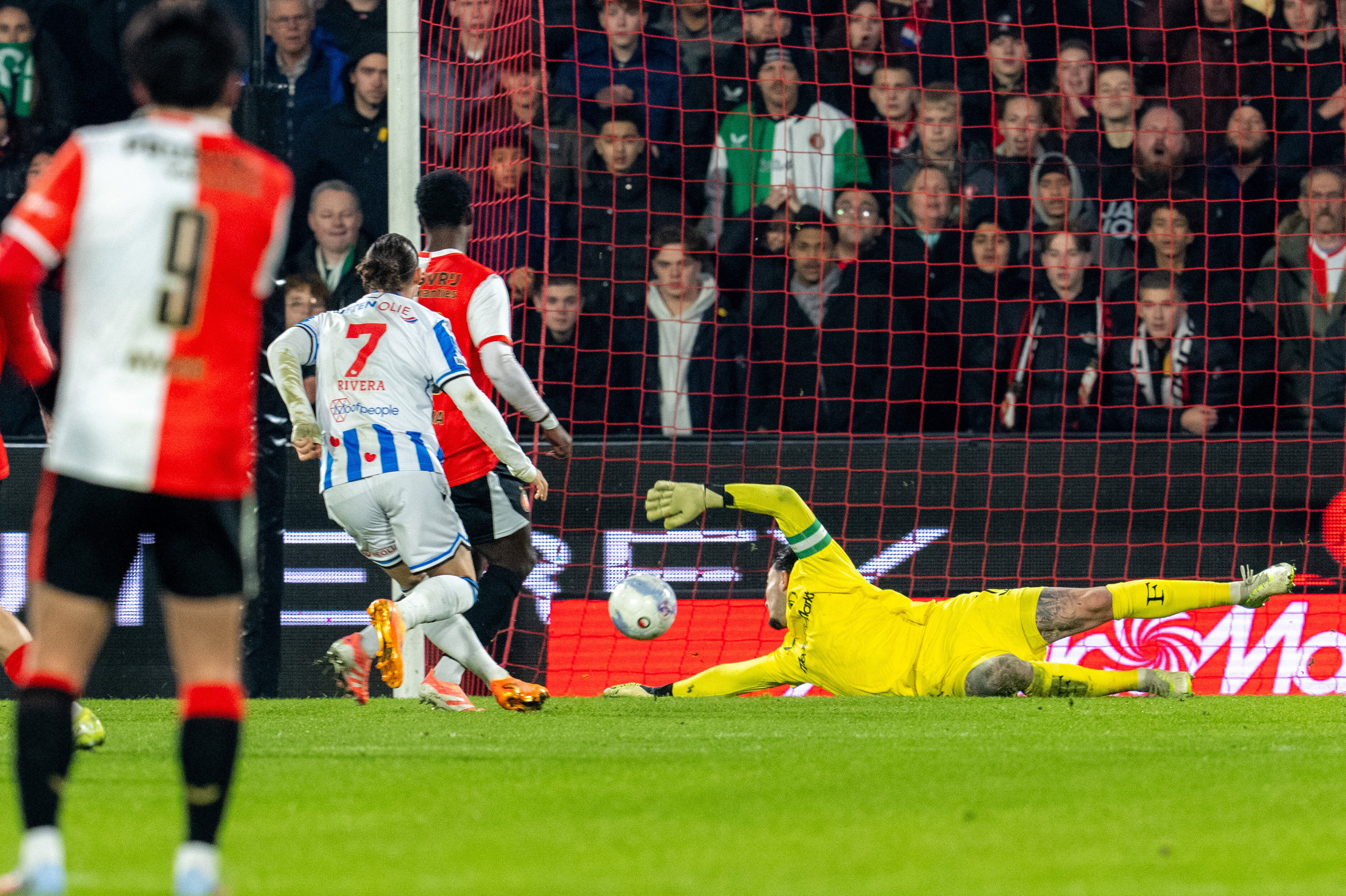 Maxence Rivera scoort tegen Feyenoord