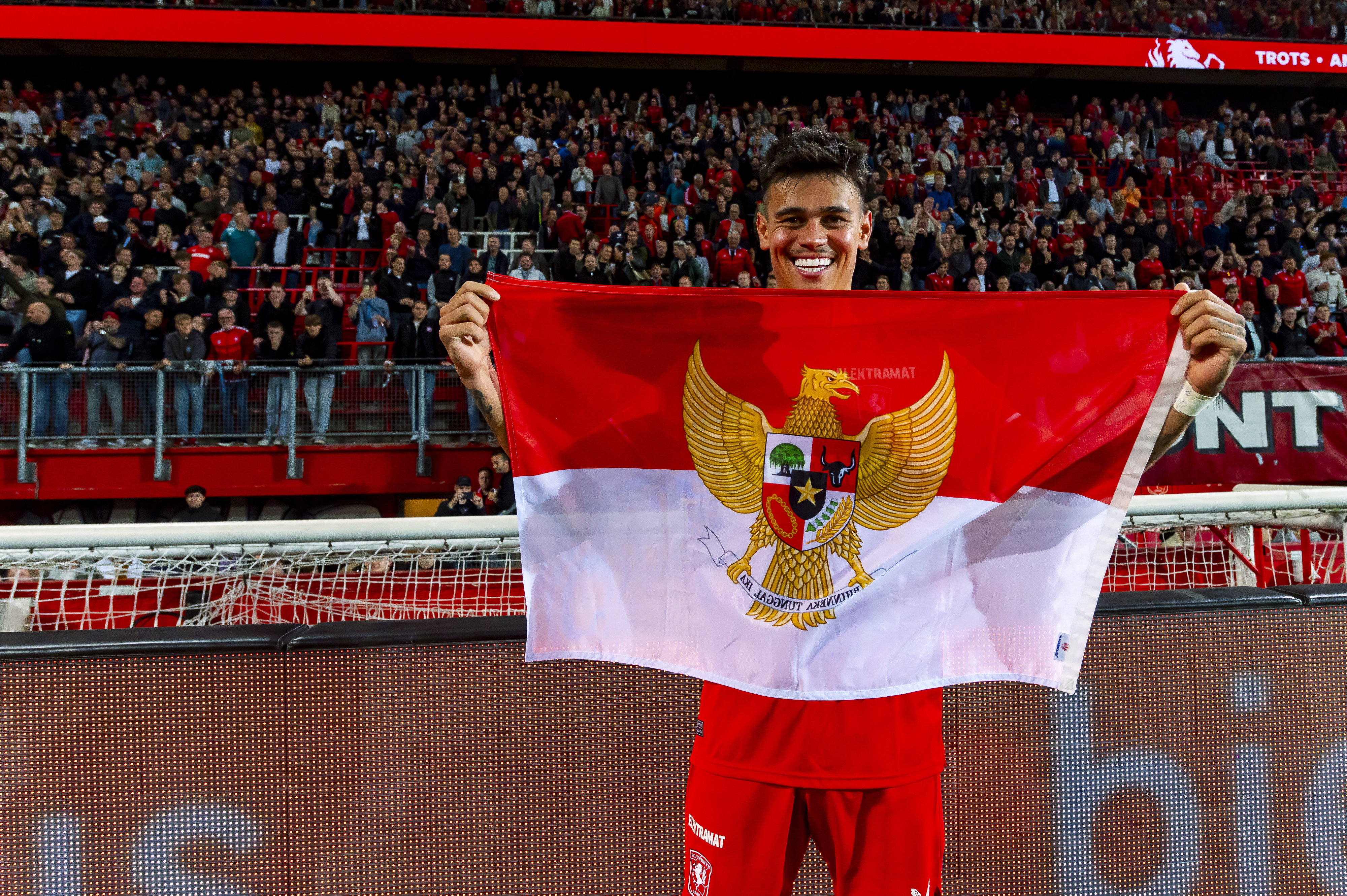 Mees Hilgers met de vlag van Indonesië