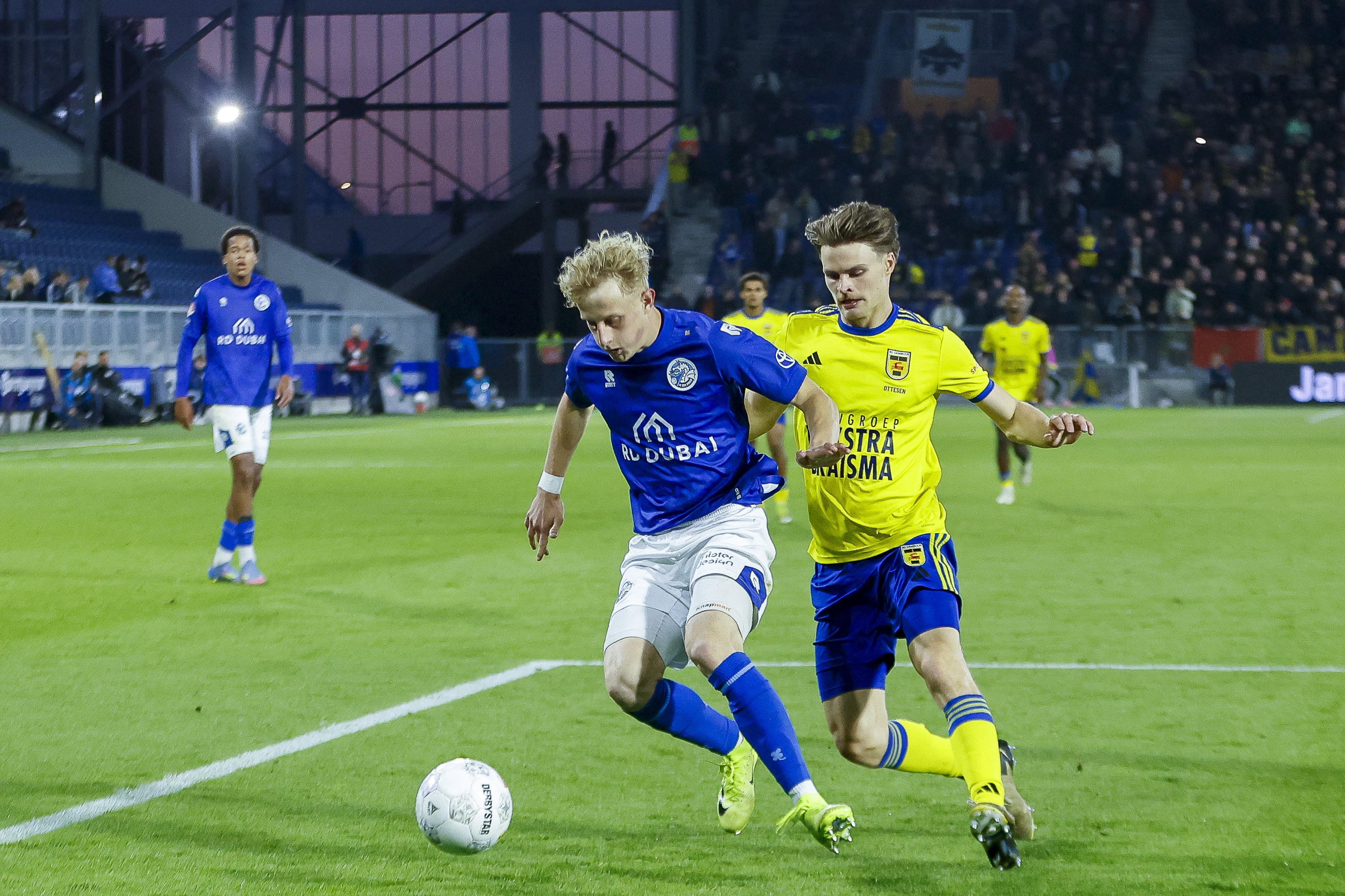 Mees Laros aan de bal namens FC Den Bosch