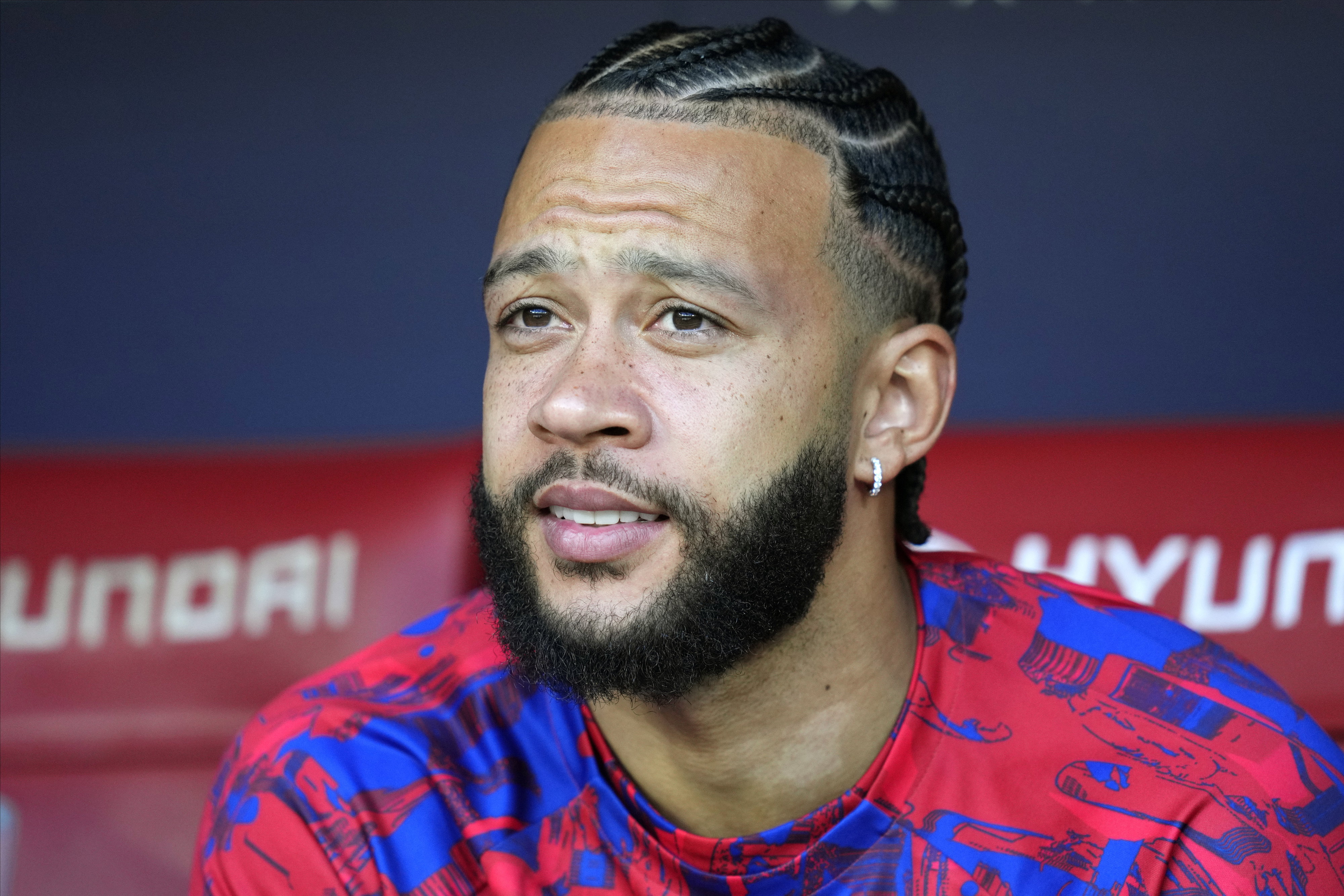 Memphis Depay op de bank van Atletico