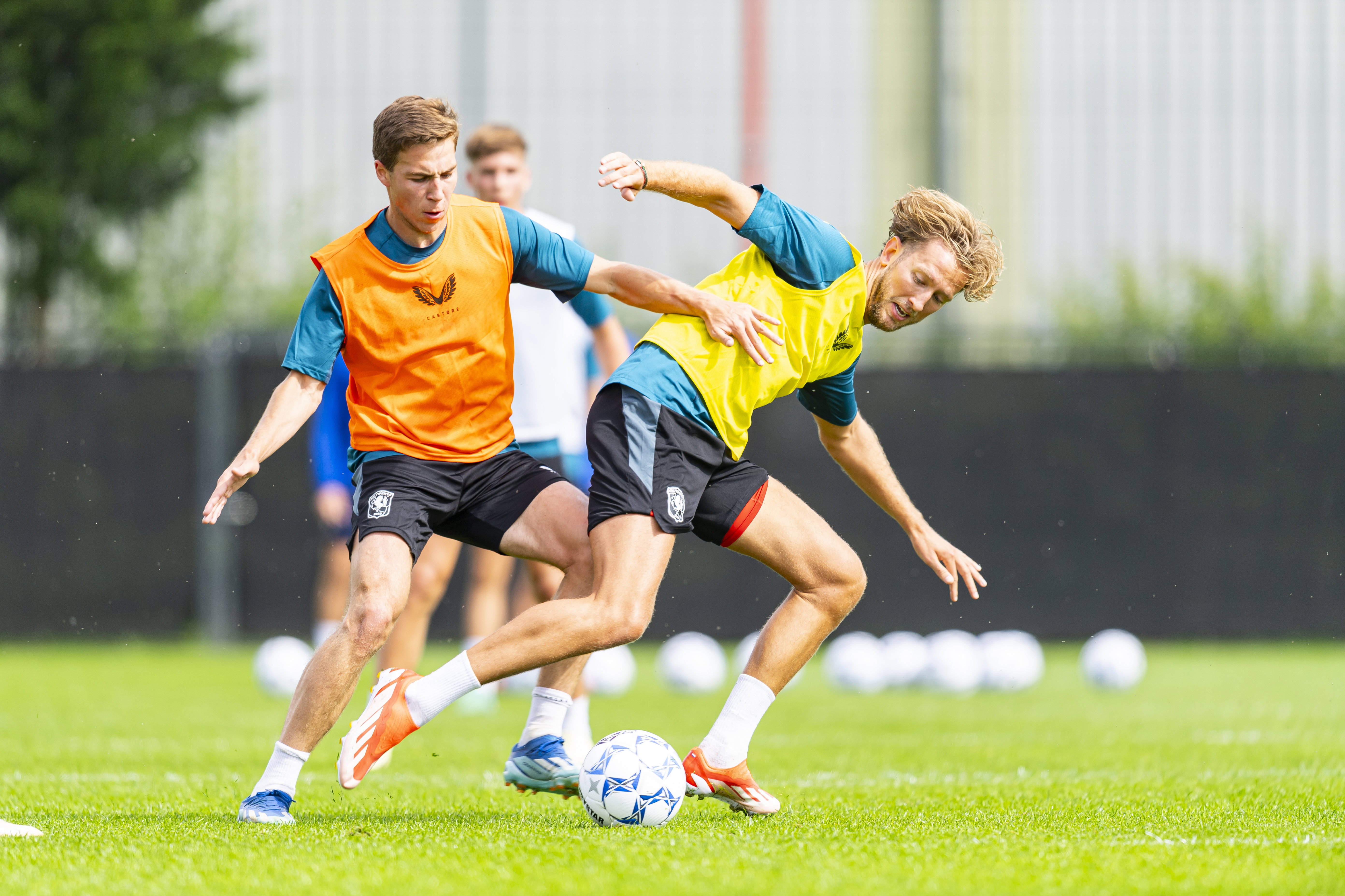 Michel Vlap in duel met Carel Eiting op de eerste training van FC Twente