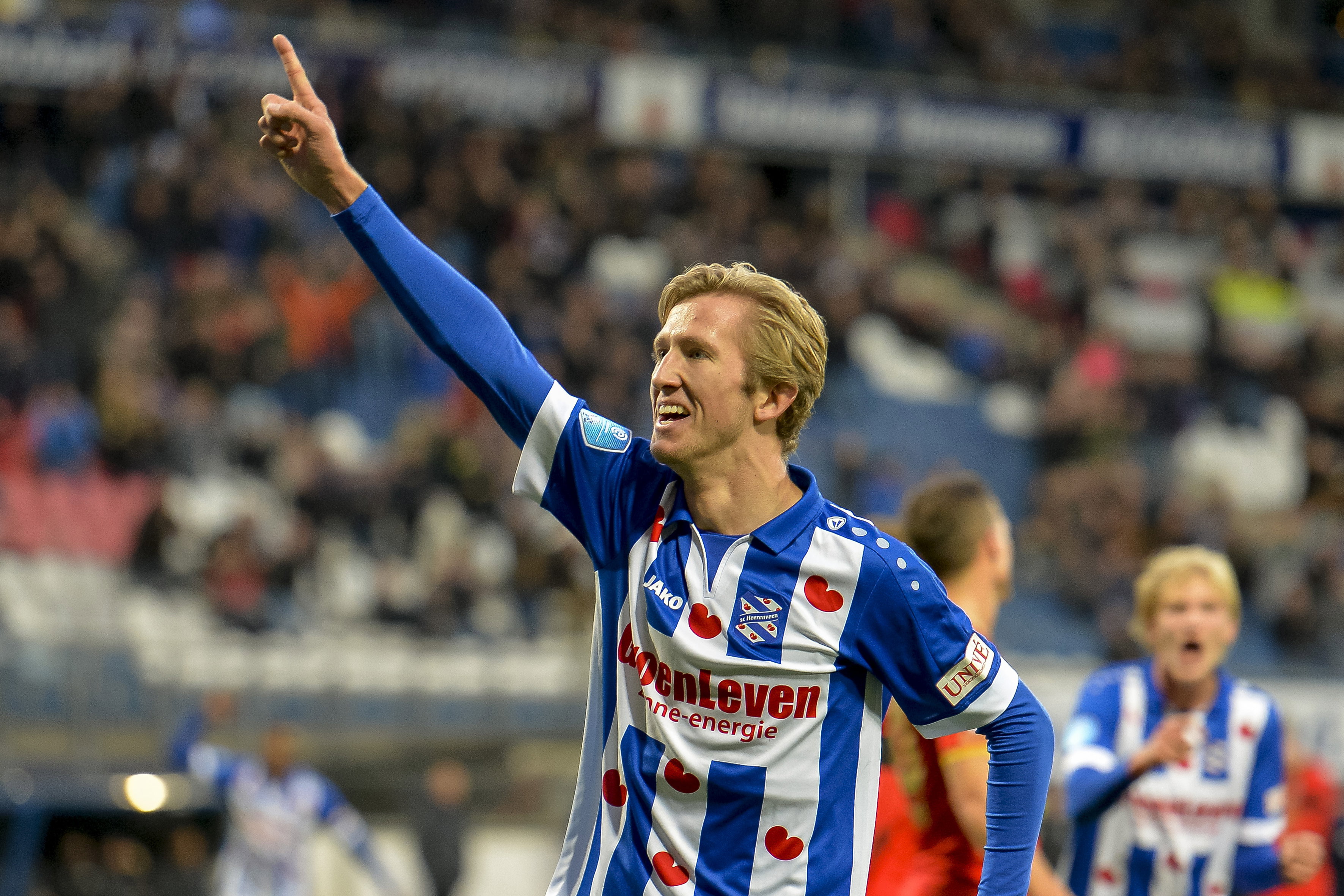 Michel Vlap viert een treffer namens SC Heerenveen