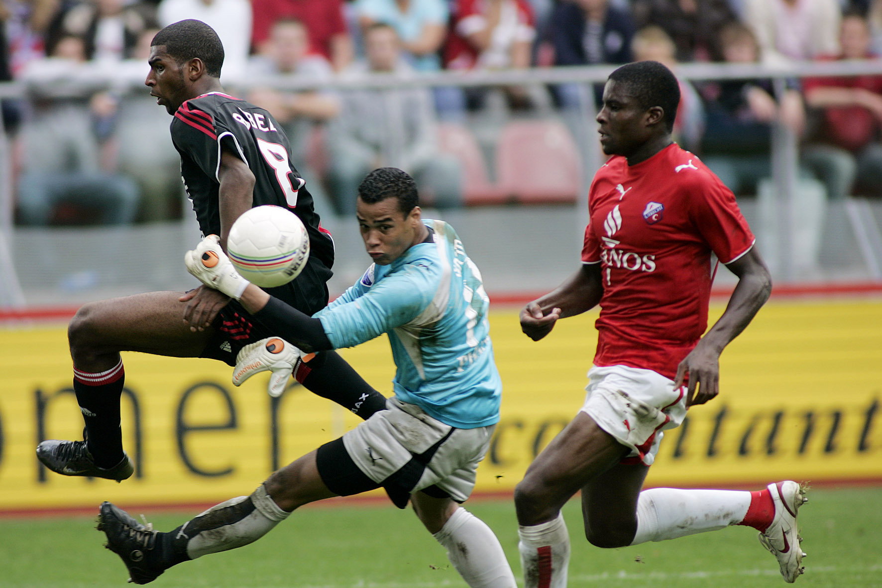 Michel Vorm in actie voor FC Utrecht tegen Ajacied Ryan Babel