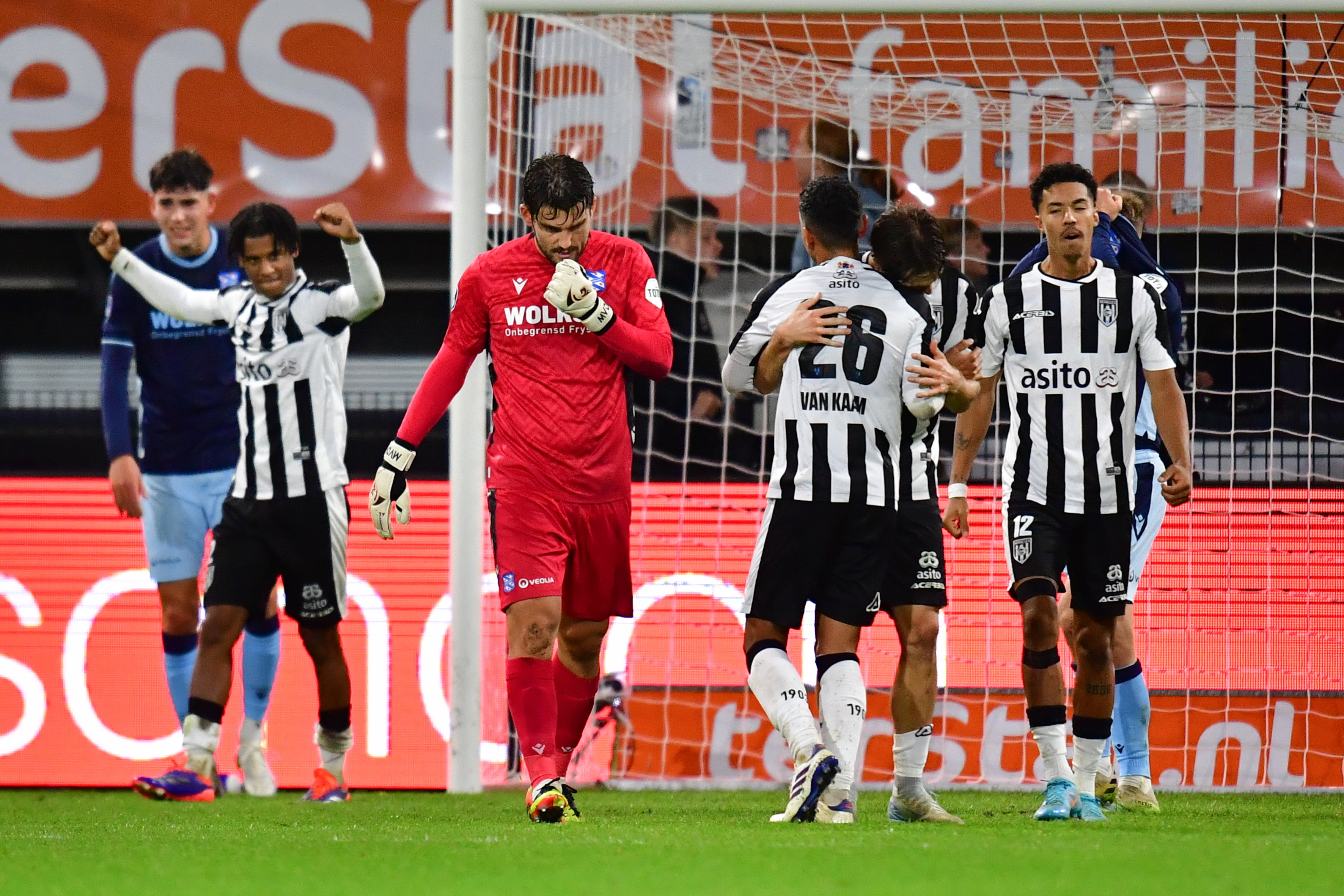 Mickey van der Hart baalt na een tegentreffer van Heracles Almelo