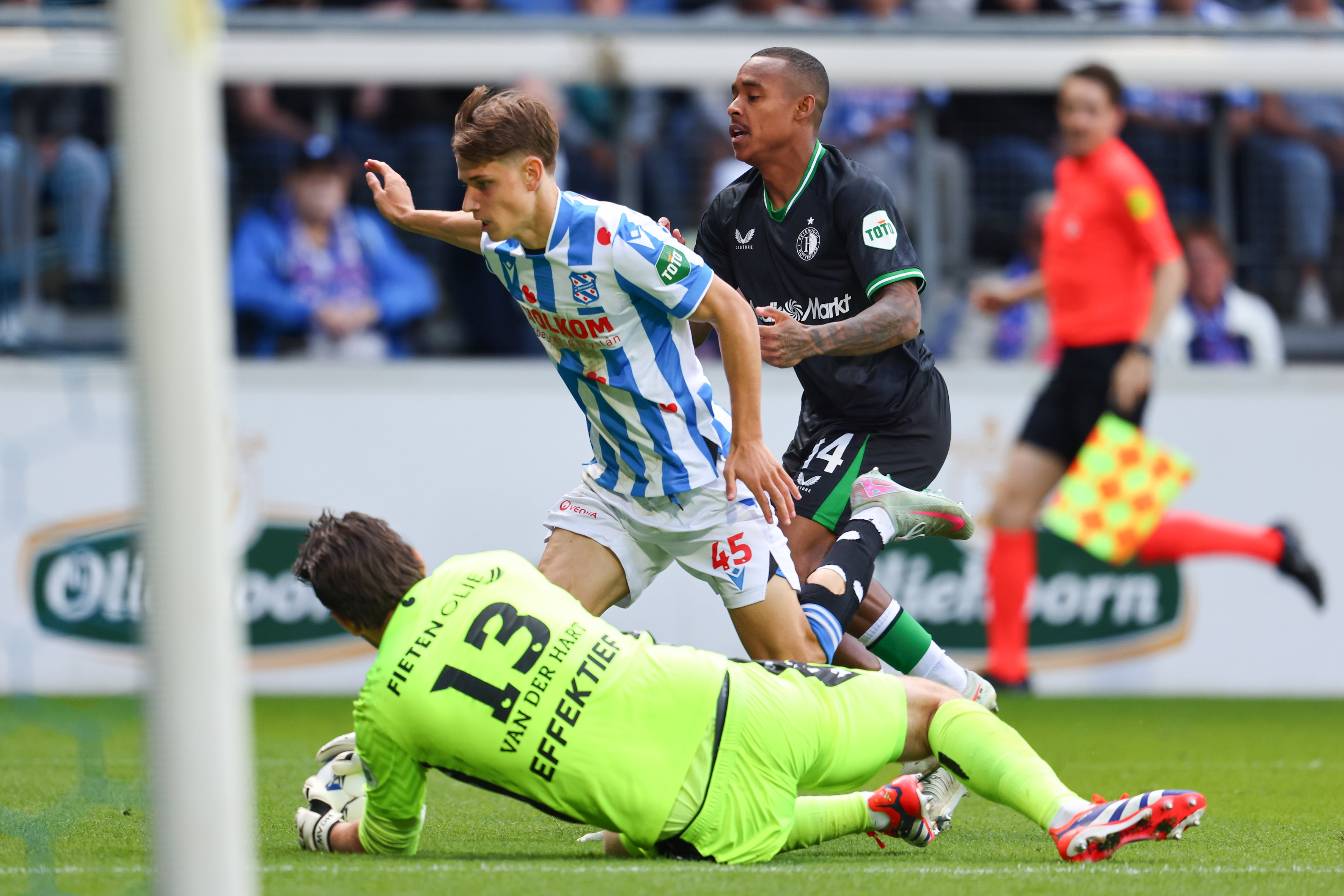 Mickey van der Hart in het duel met Feyenoord