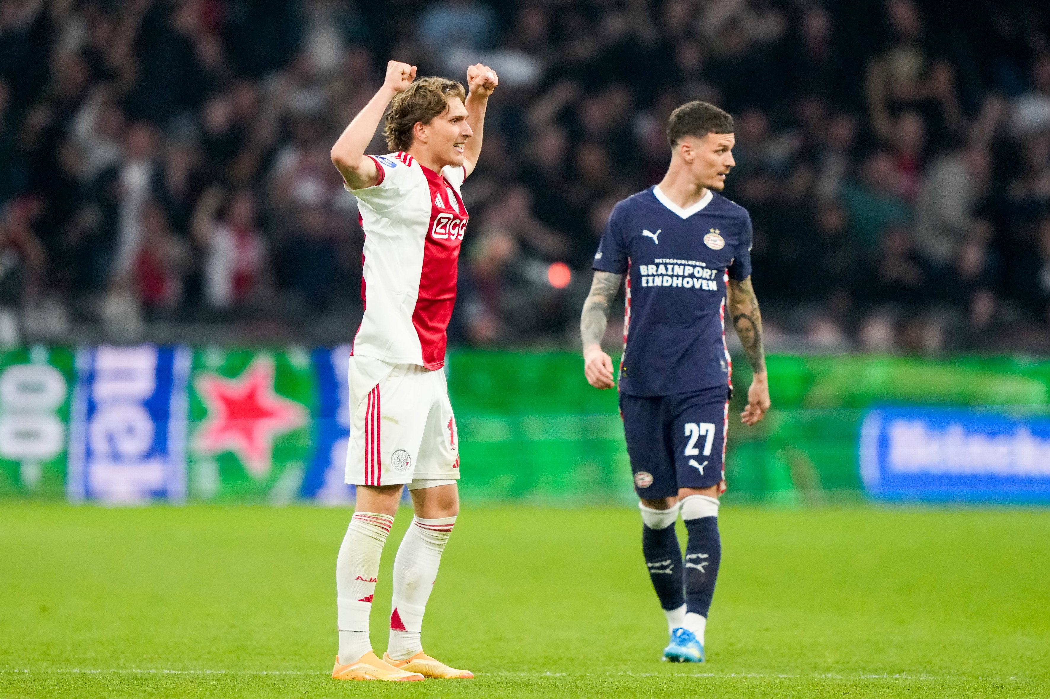 Mika Godts scoort tegen PSV