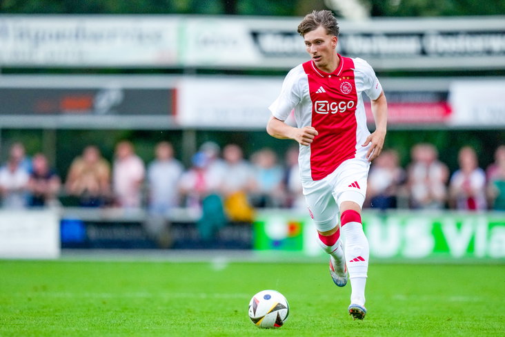Mika Godts tijdens een oefenwedstrijd van Ajax