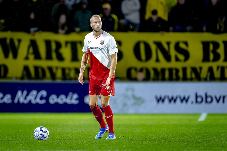 Mike van der Hoorn aan de bal